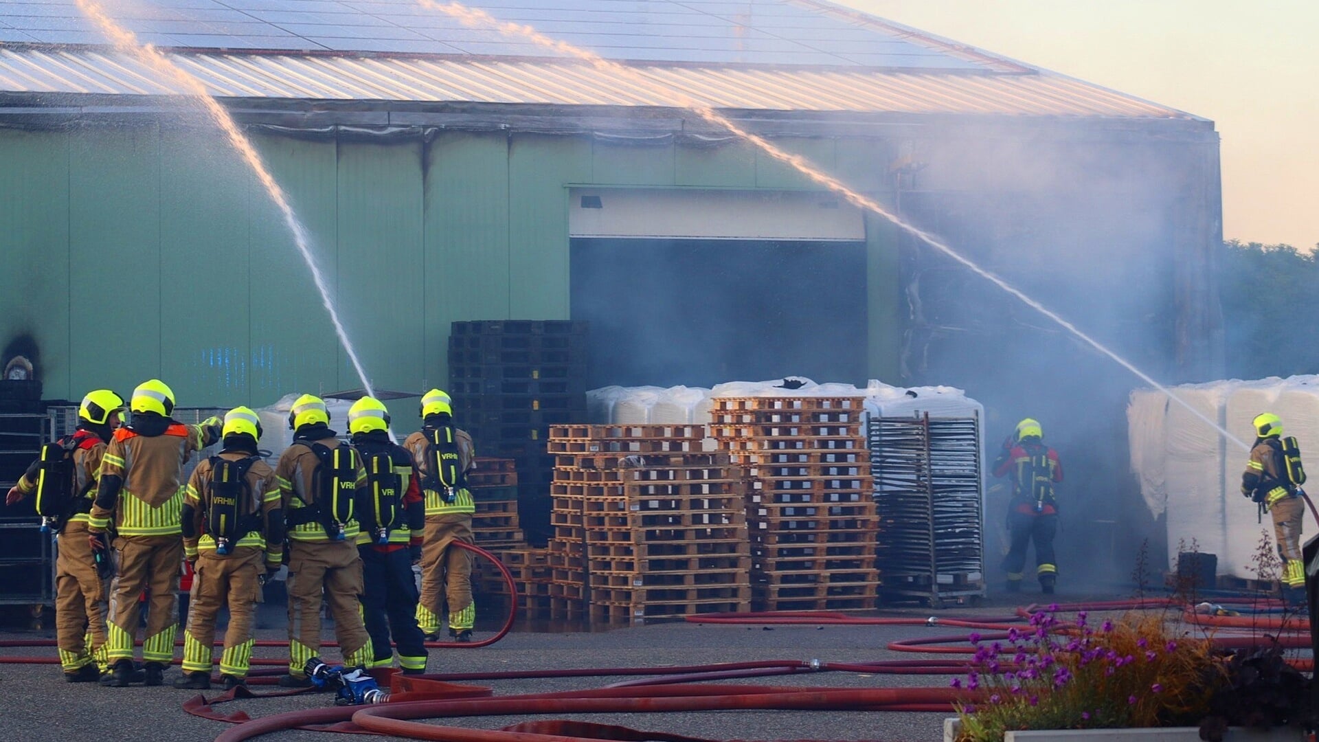 Grote brand bij bomenkwekerij aan de Insteek in Boskoop