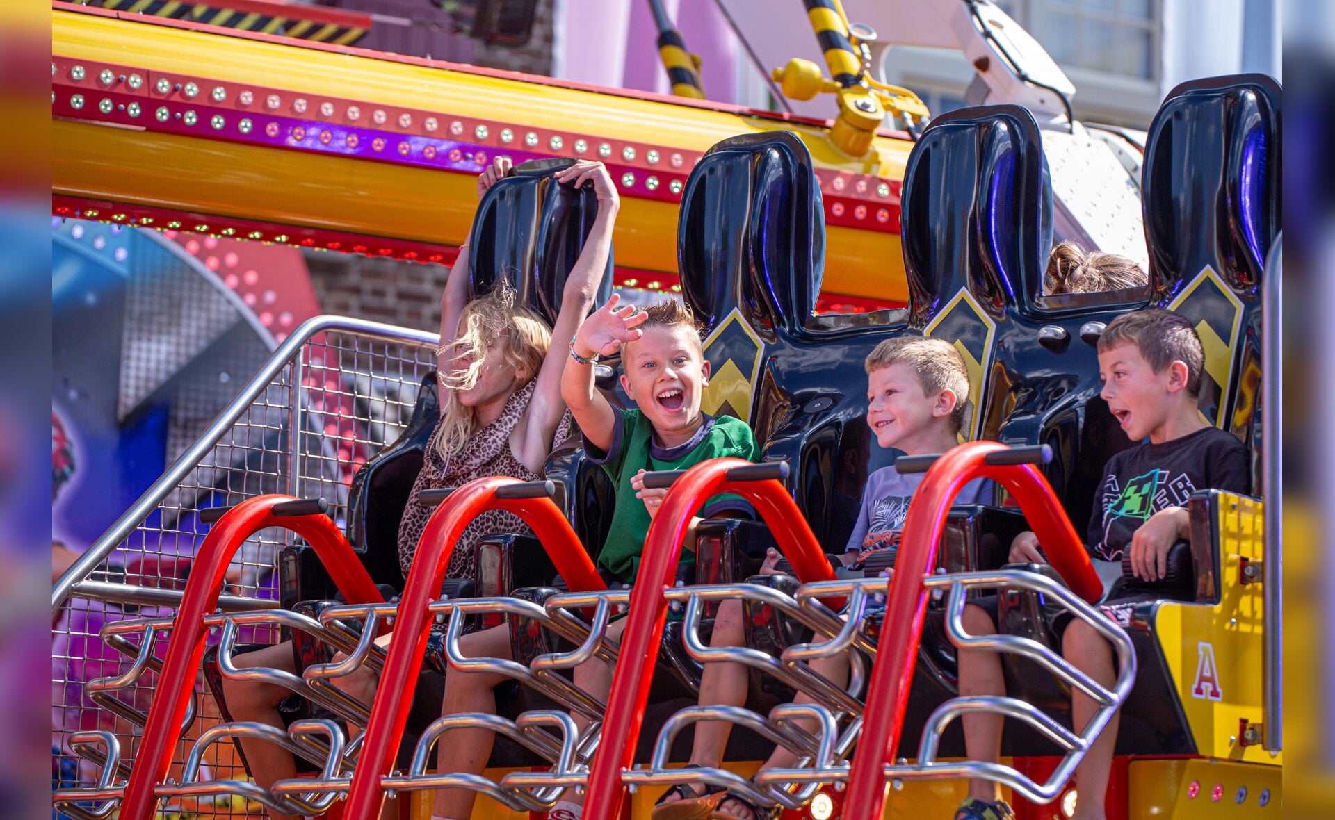 Stef Ekkel opent kermis Boxtel met zijn ‘woonboot’ - Brabants Centrum