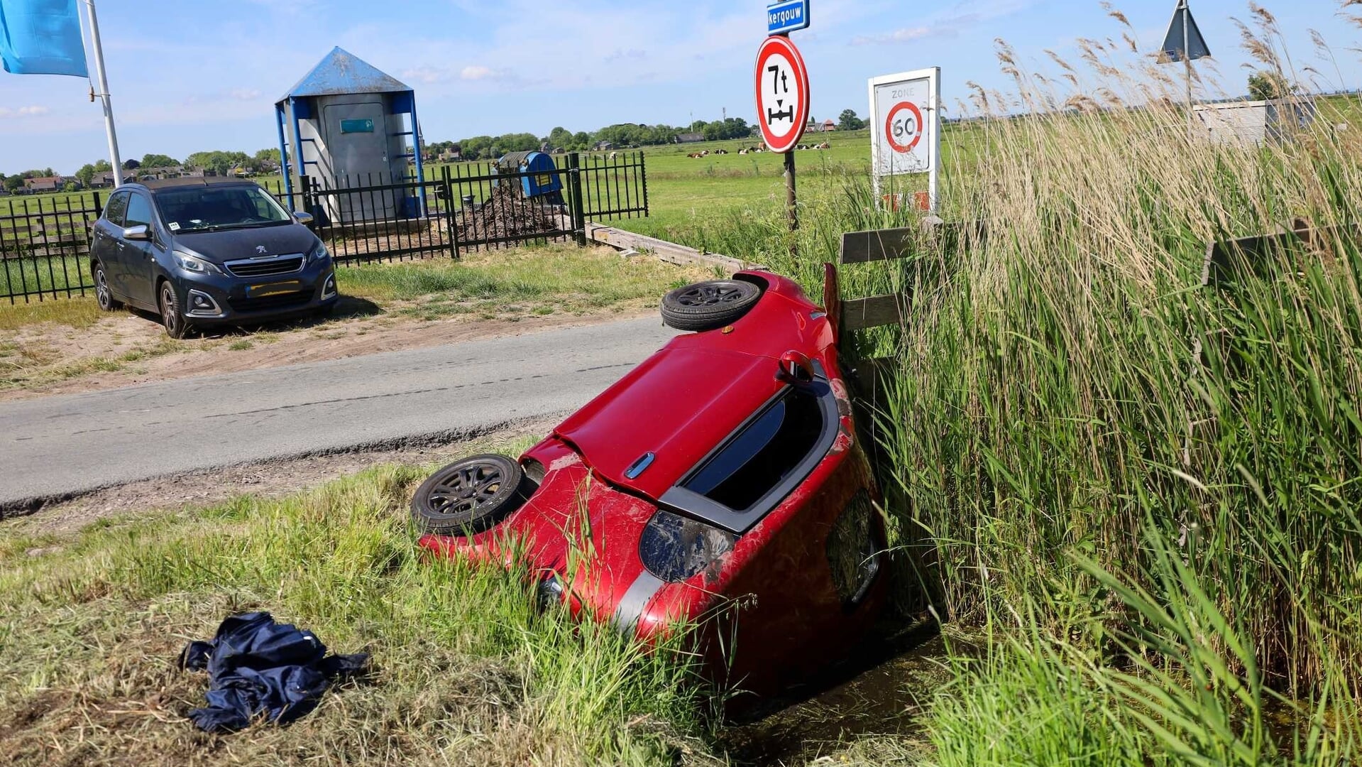 Invalidevoertuig te water langs N247 bij Broek in Waterland