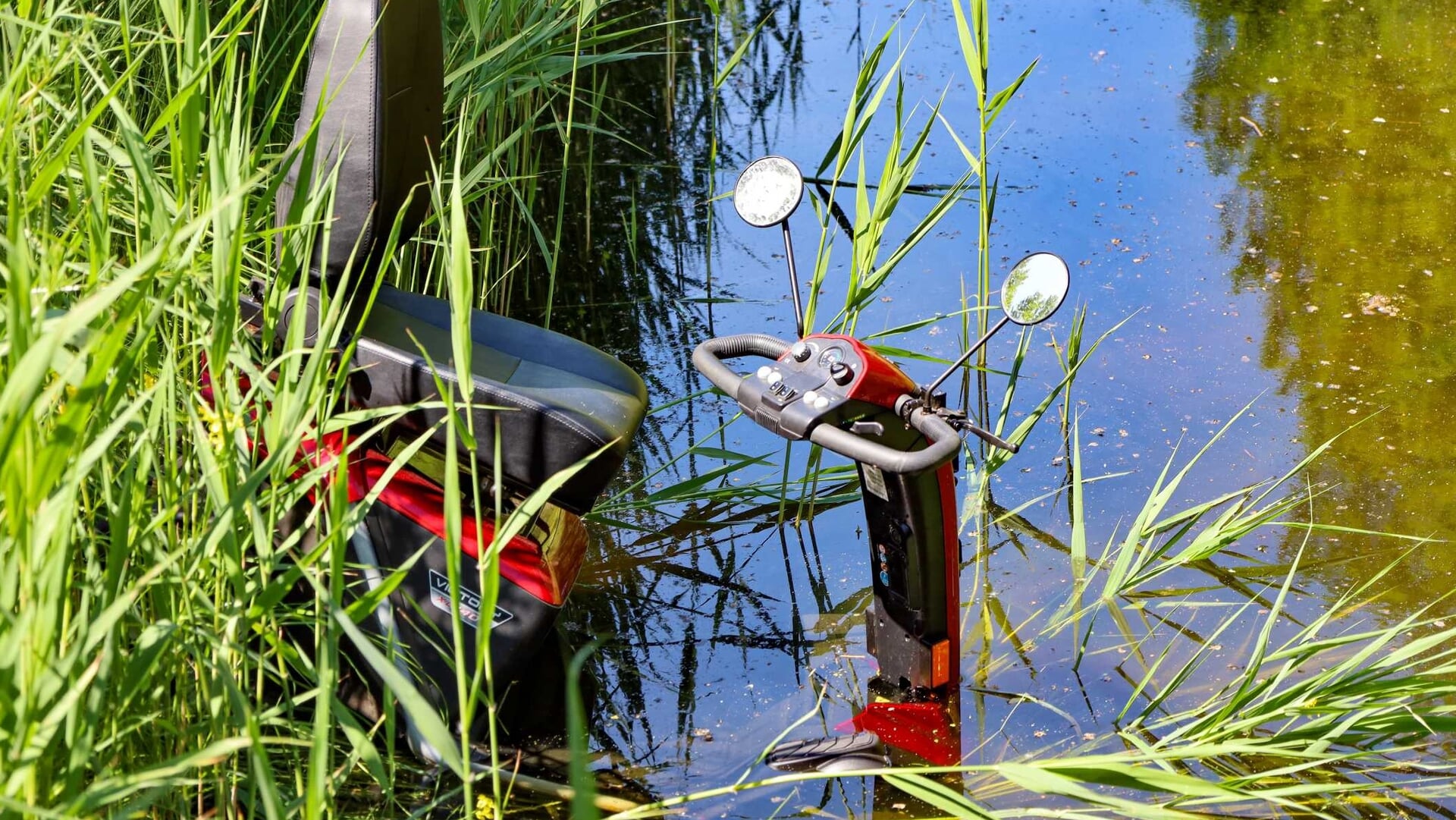 Scootmobiel met bestuurder te water Purmerenderweg M in Purmer