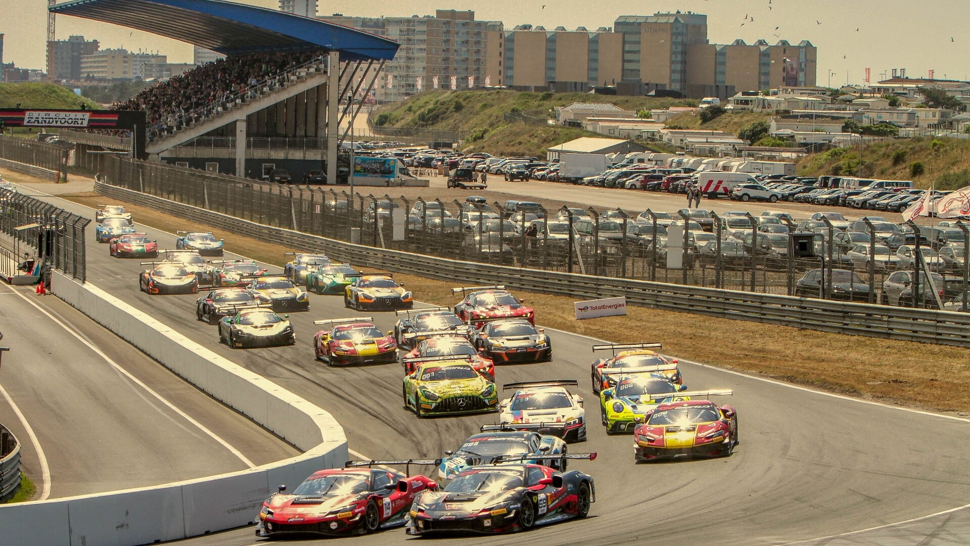 GT3 renwagens zorgen voor spektakel in Zandvoort