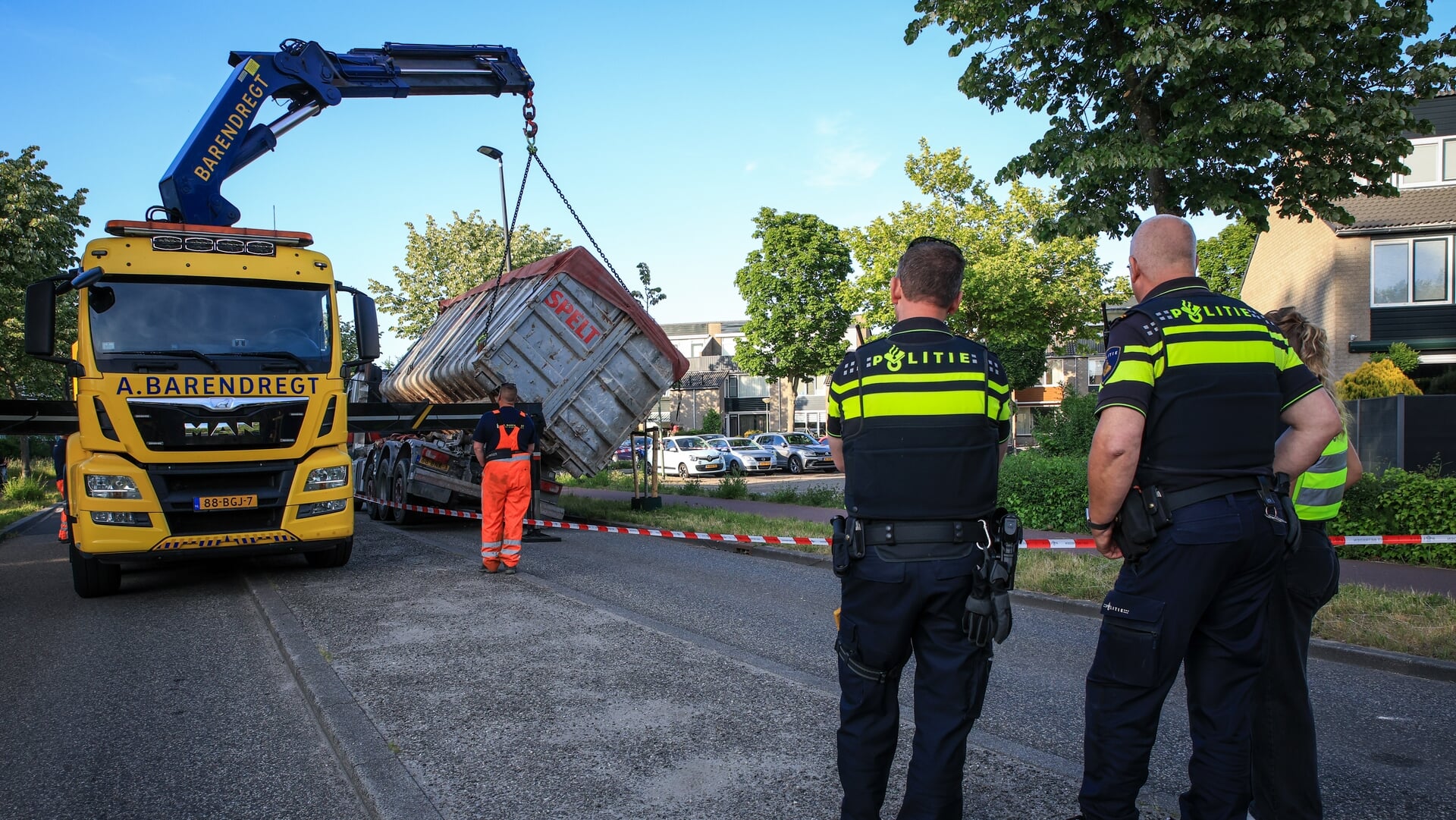 Kantje boord met afvalcontainer van vrachtwagen in Vlaardingen