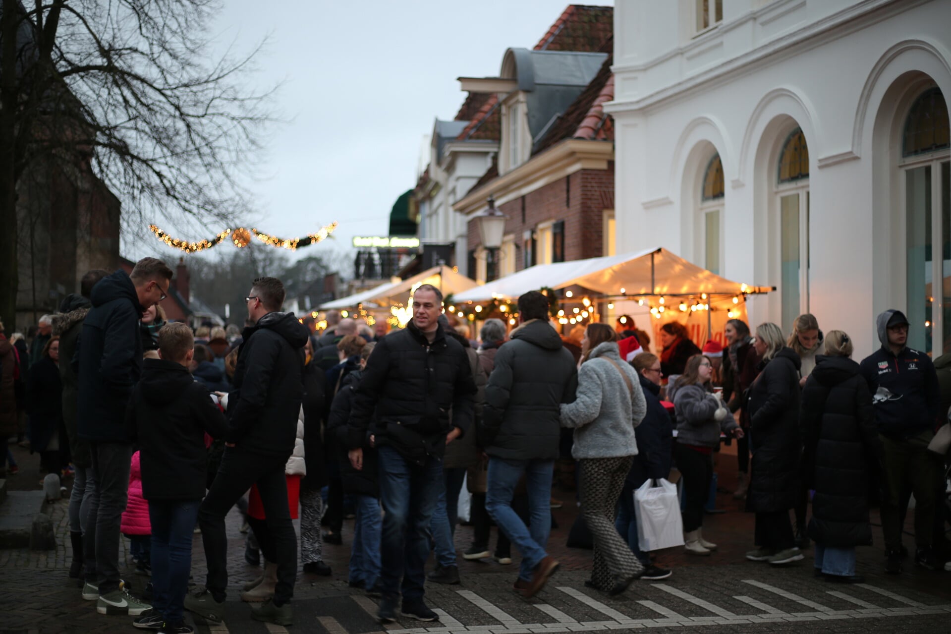 Kerstmarkt Delden beter bezocht dan ooit Het laatste nieuws uit Hof van Twente.