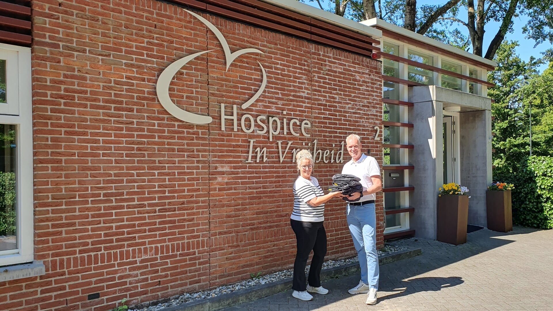 Baken 5 doneert evacuatiedoeken aan hospice