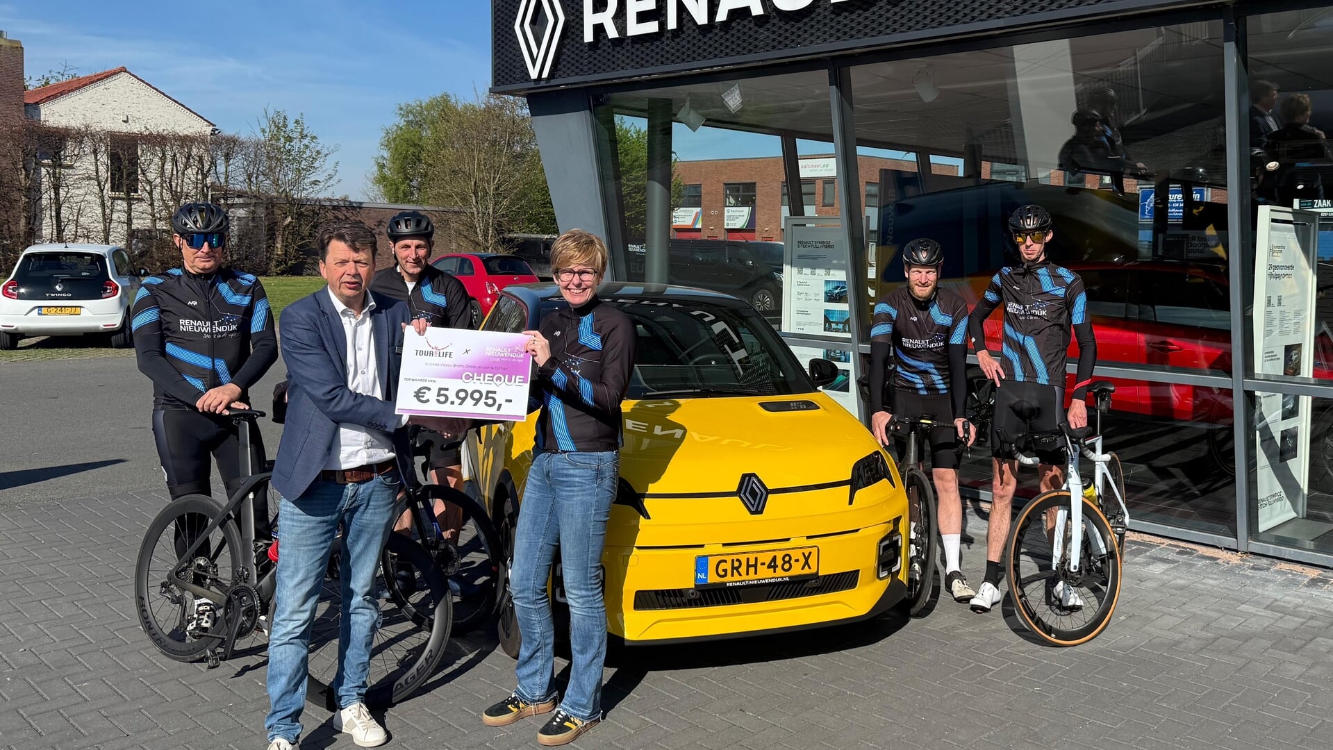 Autobedrijf Nieuwendijk schenkt ruim €23.500 aan goede doelen