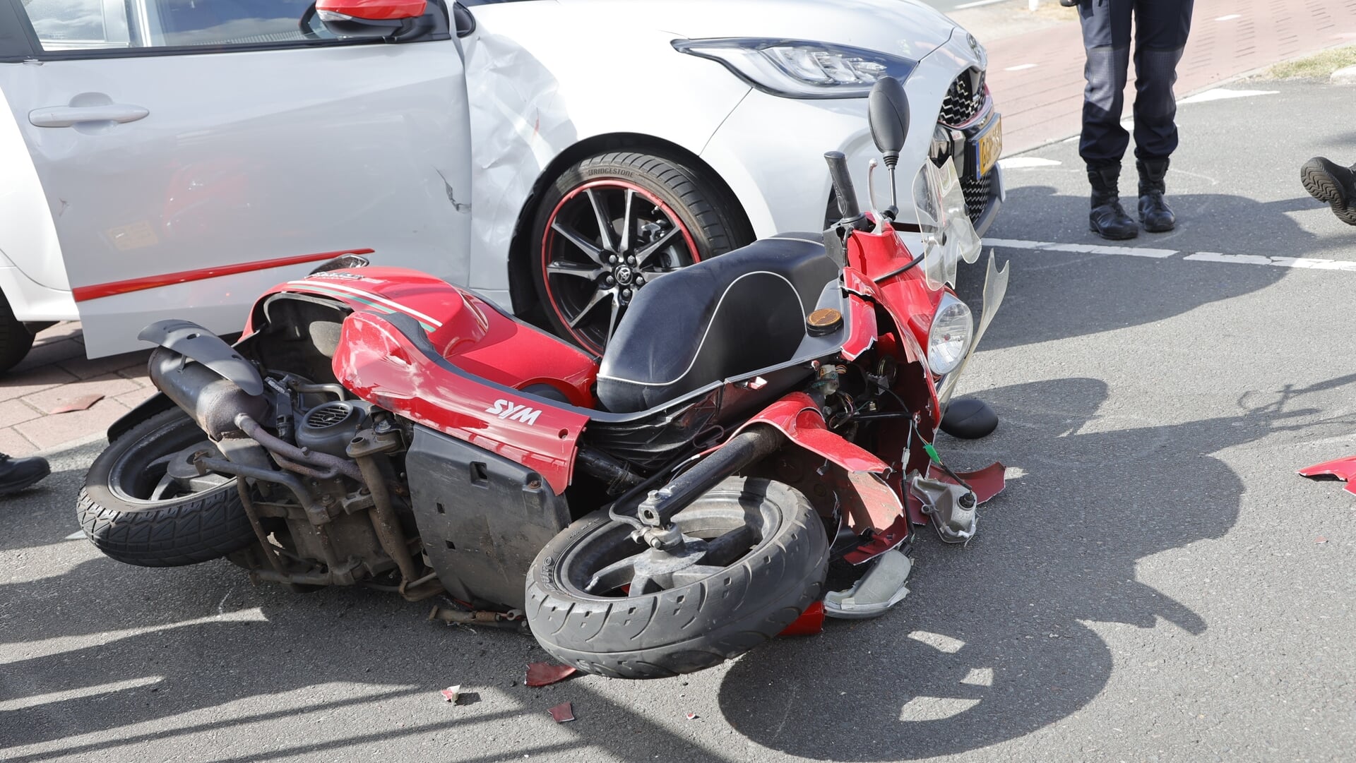 Scooterrijder gewond na aanrijding bij Van der Ende Racing in Poeldijk