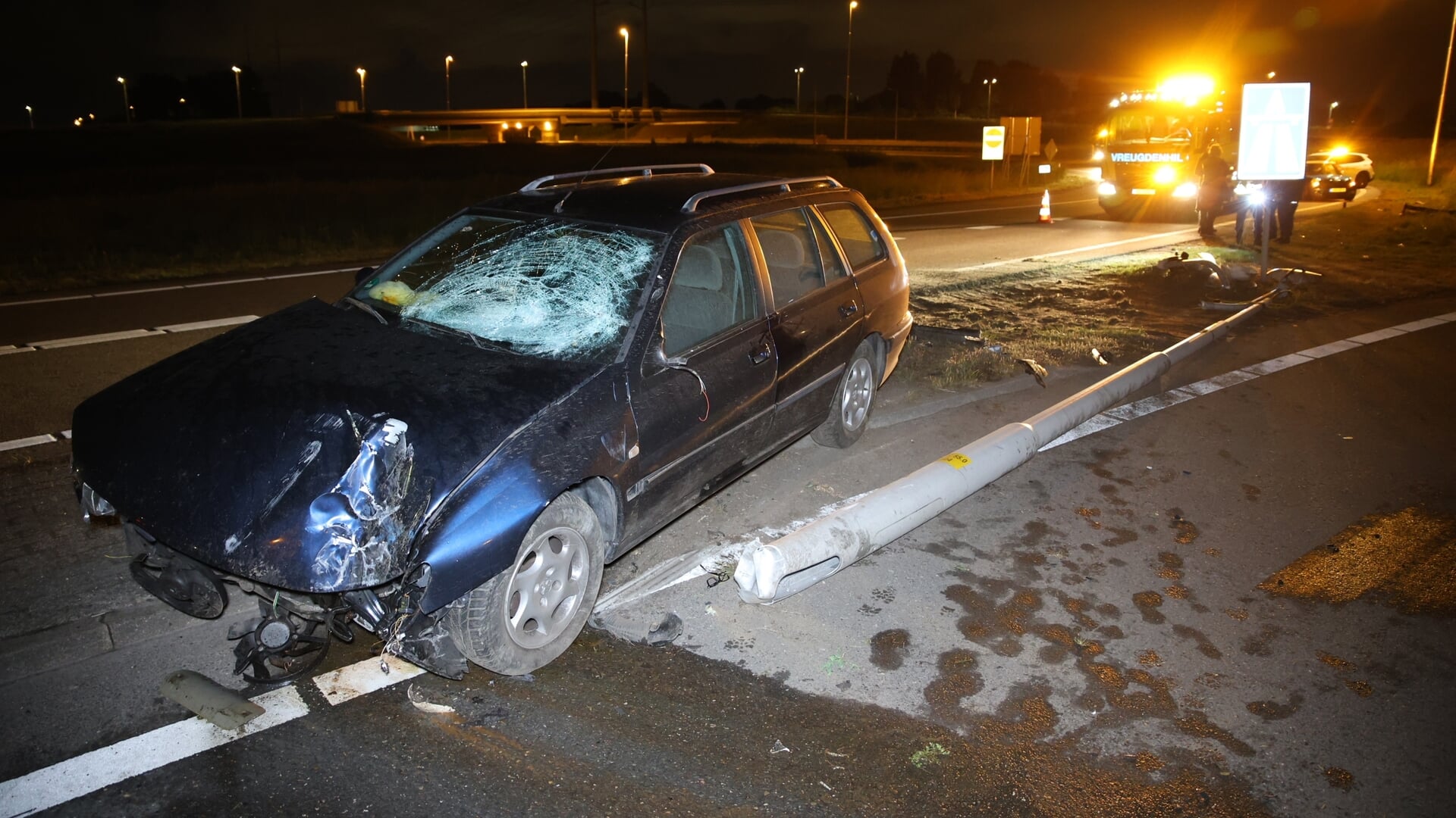 Glaasje op, laat je rijden; bestuurder vliegt uit de bocht en rijdt auto total loss.