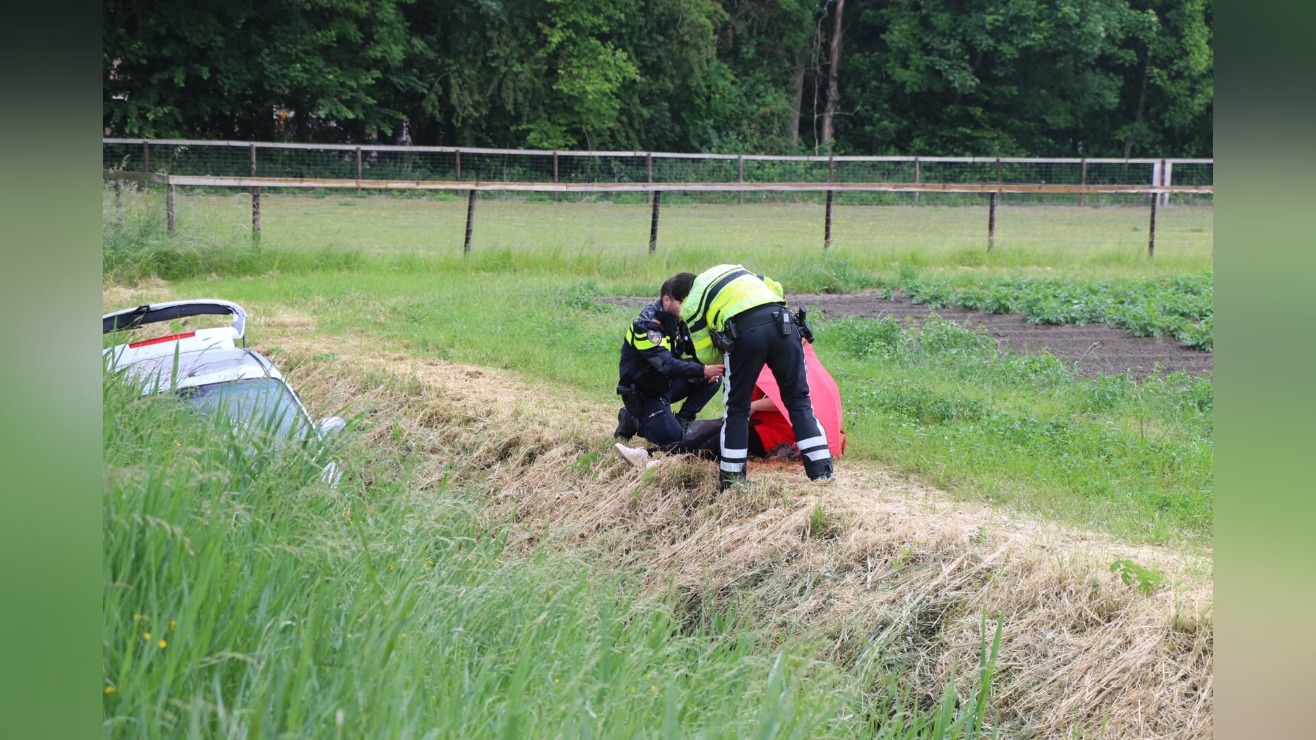 Auto te water langs Hoogeveenseweg (N455) in Hazerswoude-Dorp