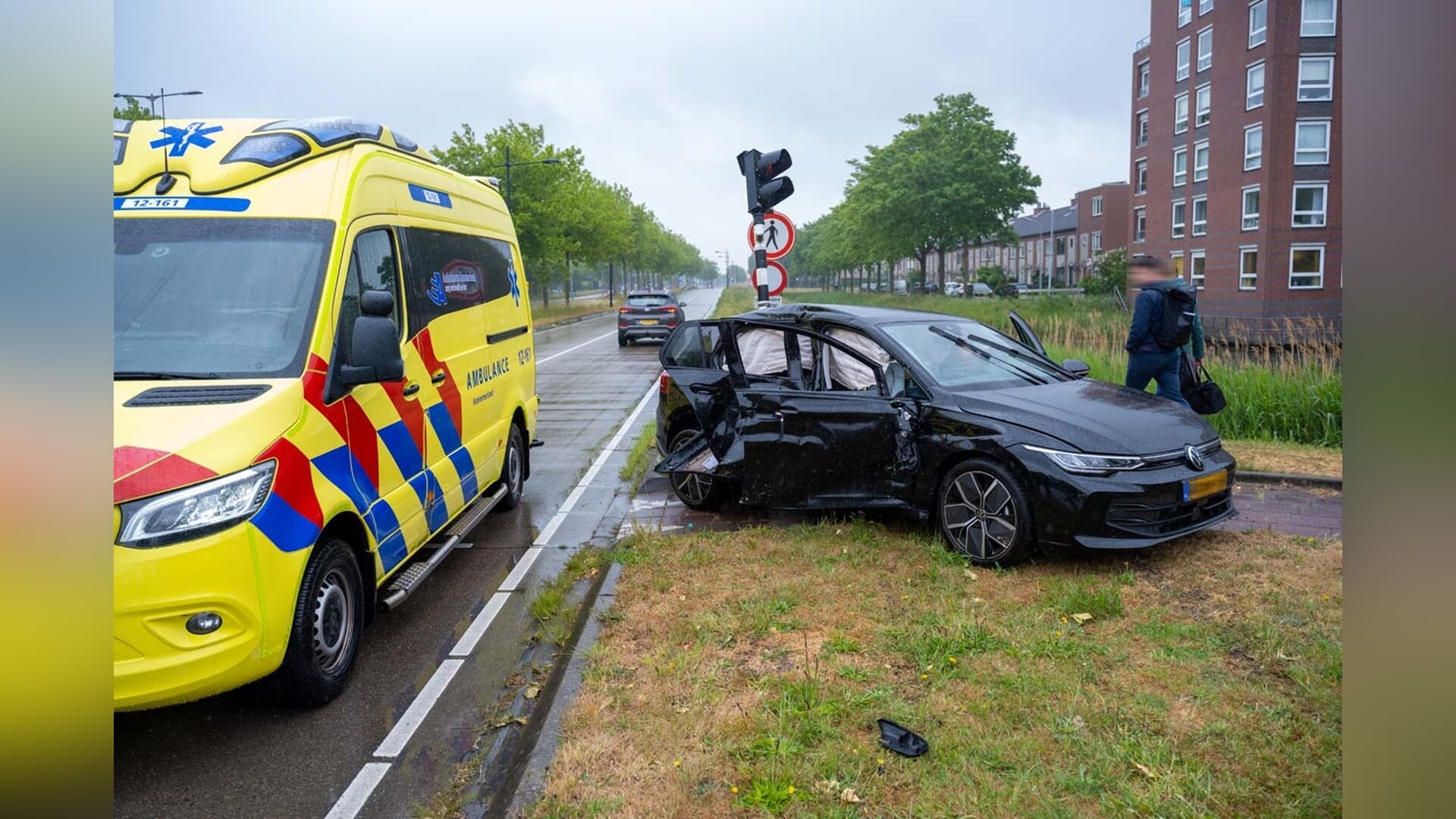 Drie gewonden bij aanrijding tussen lijnbus en auto op kruising Van Heuven Goedhartlaan en Haya van