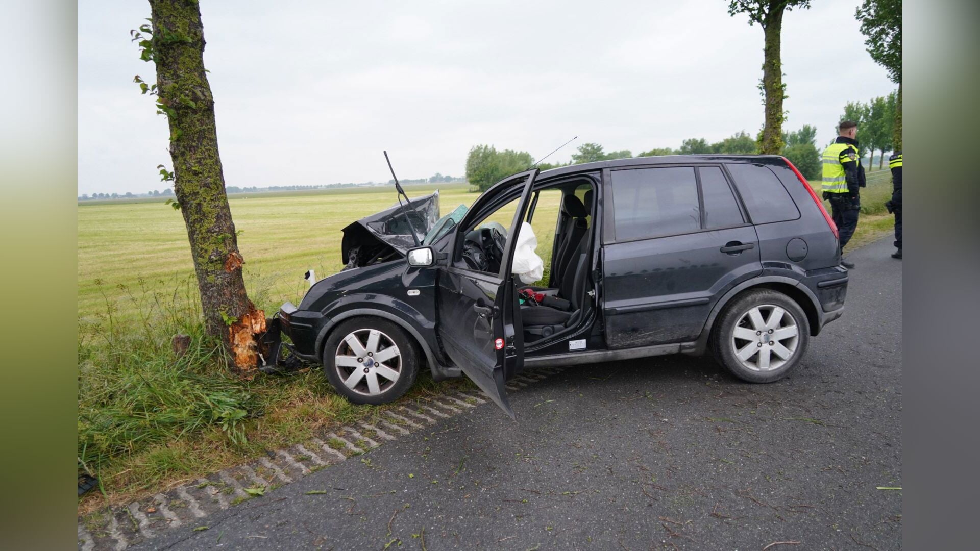 Auto knalt tegen boom aan Zomerdijk in Spanbroek; twee gewonden
