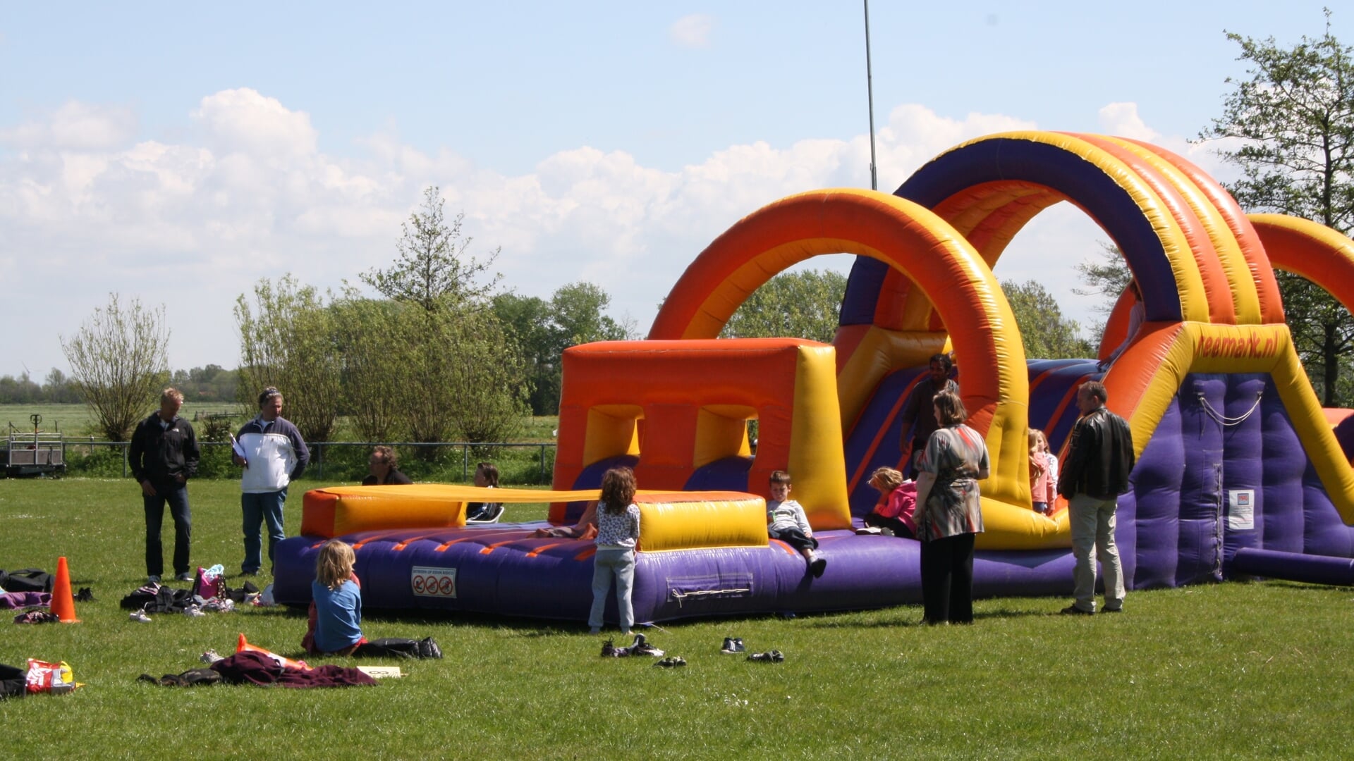 Kinderen sporten en spelen tijdens 51e Jeugdsportdag Schoorl