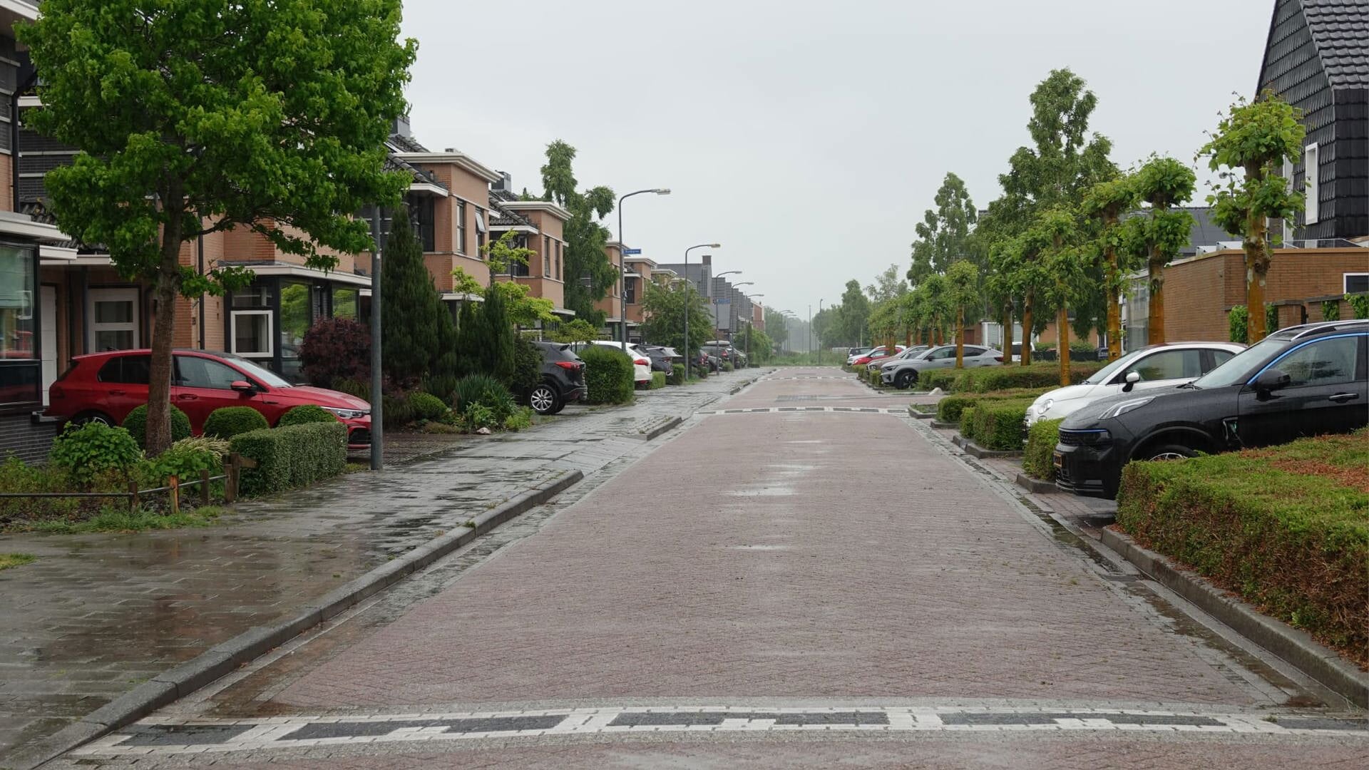 Twee inbraken in bedrijfsbussen aan Amandelgaard en Veldbeemd in De Goorn, politie zoekt daders