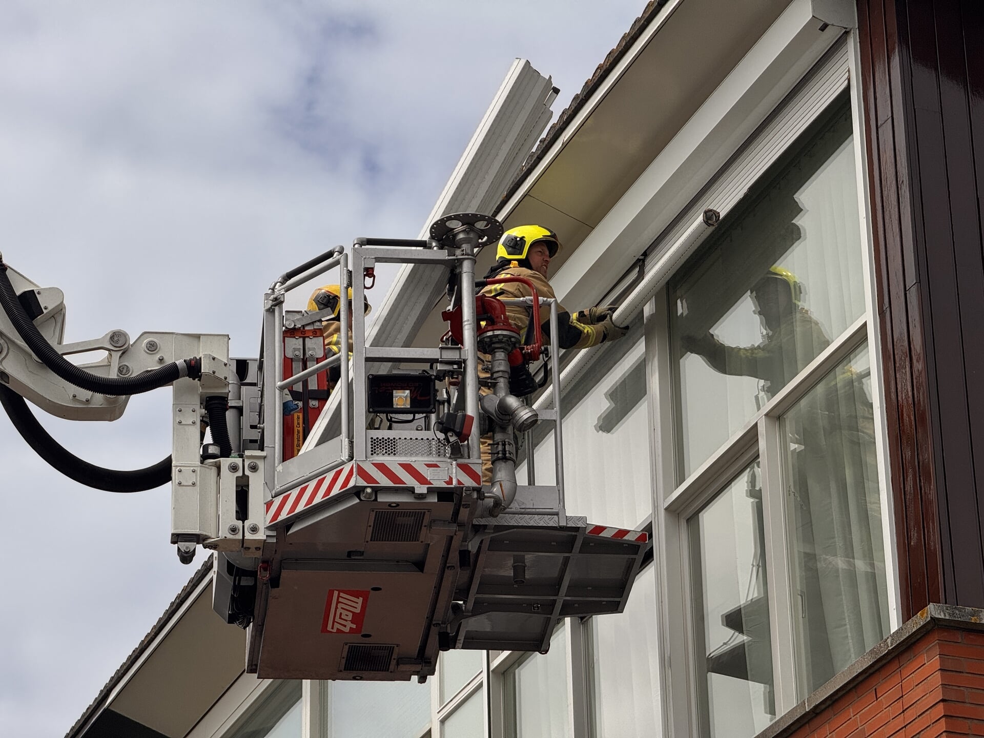 Brandweer verwijdert gevaarlijk stuk verduistering in ‘s-Gravenzande