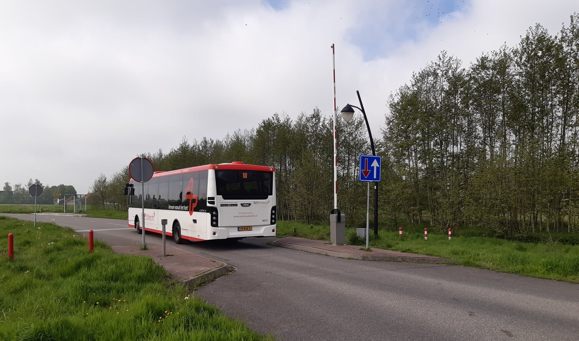 Gemeente wil af van slagbomen op busbaan | Nieuws uit de regio Leusden