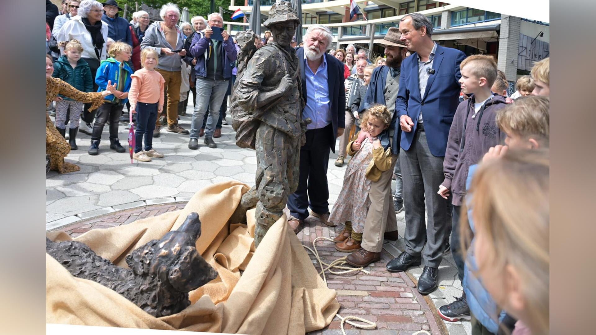 Daar staat-ie dan: ‘Beeld van Teun onthuld bij Klimduin