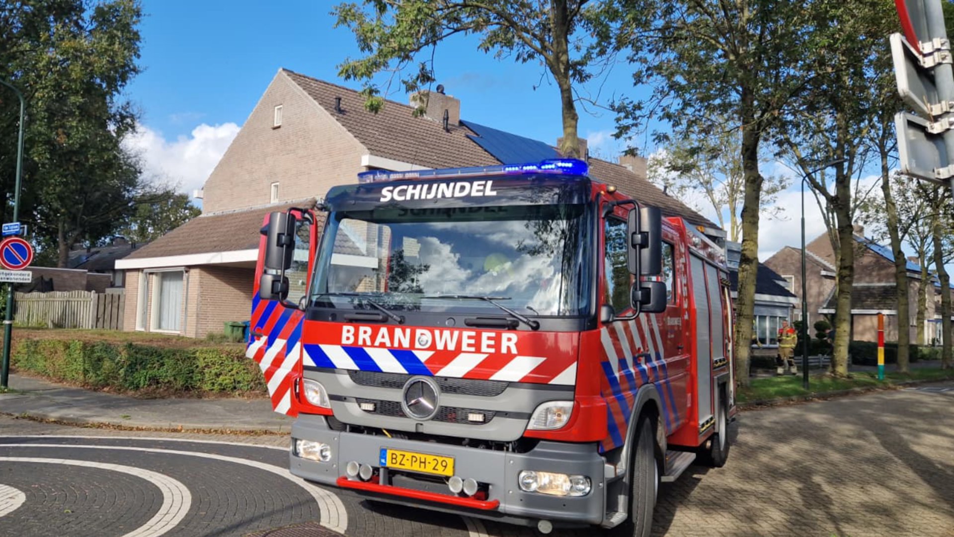 Brandweer rukt uit voor flink rokende schoorsteen
