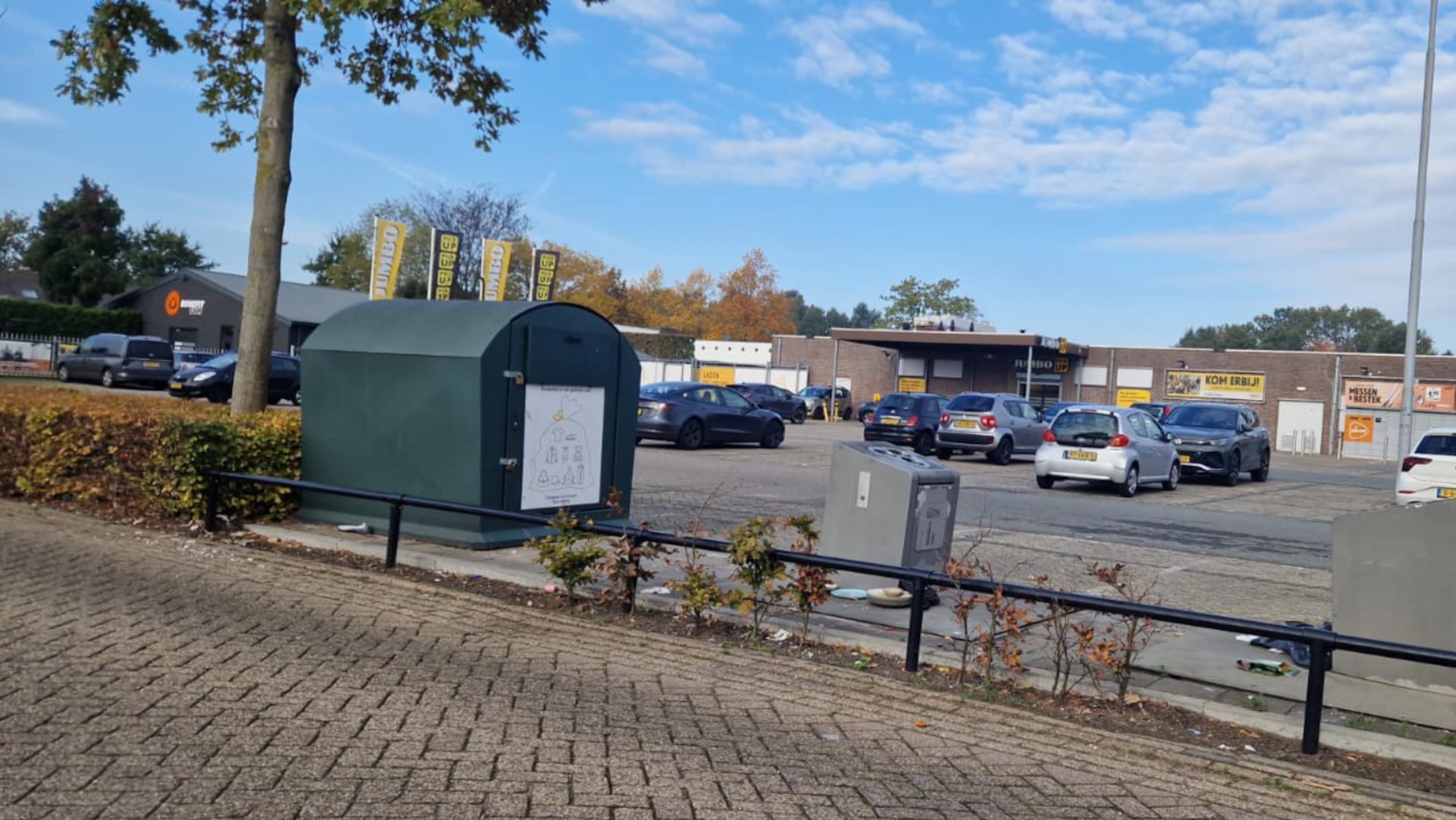 Kledingcontainer Rooiseheide na ruim een week alweer terug