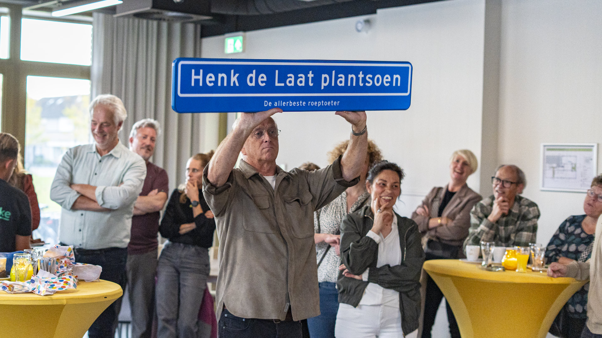 Henk de Laat na 41 dienstjaren feestelijk uitgezwaaid in ’t Bluumke