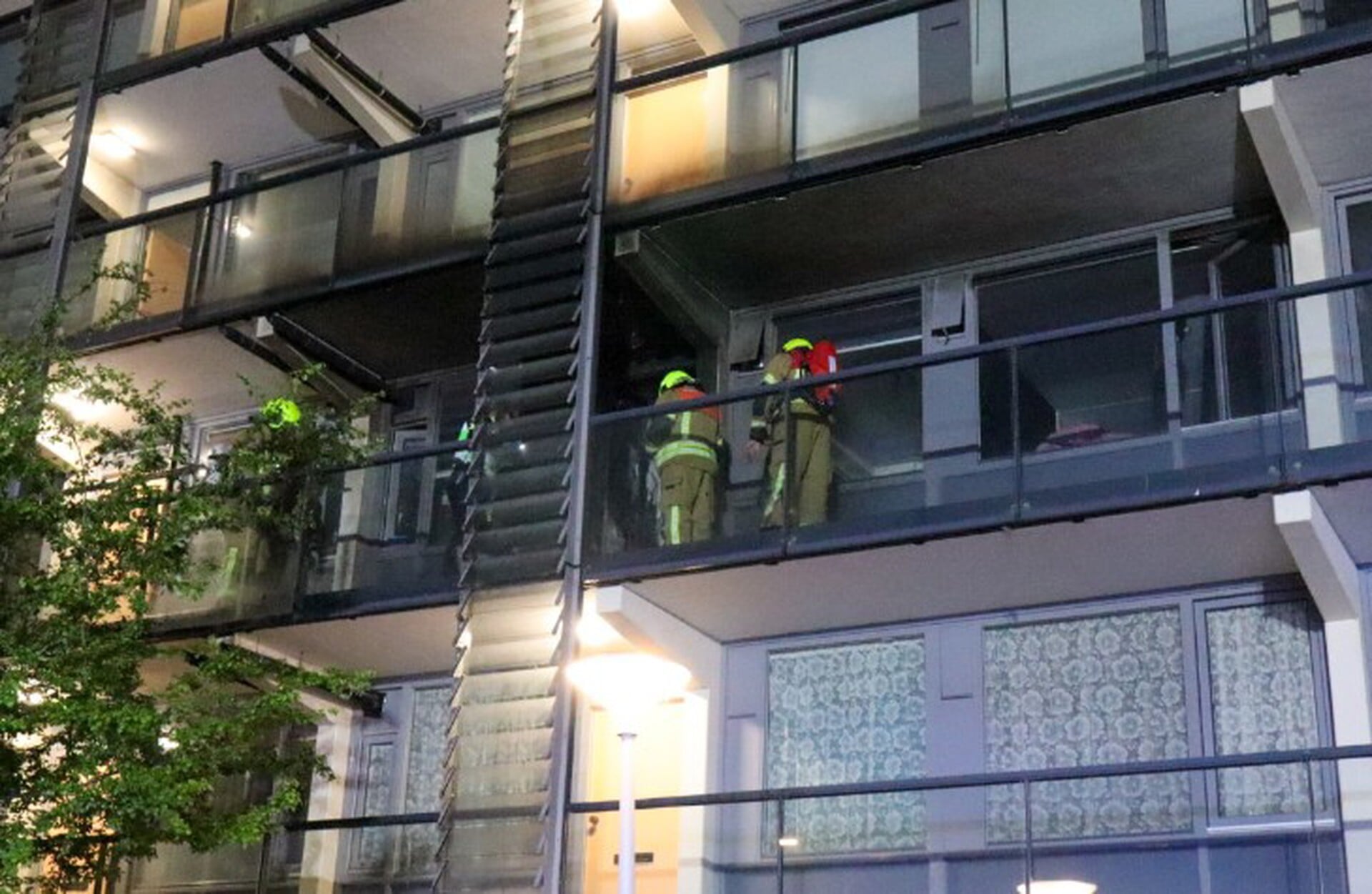 Explosie bij voordeur van flatwoning Peter van Anrooylaan in Maassluis