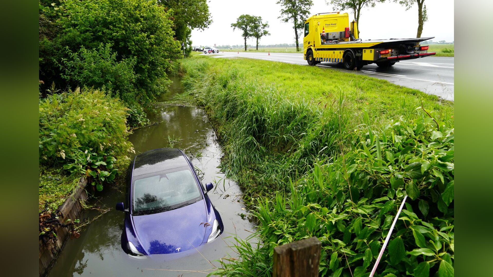 Auto raakt van de weg en eindigt in water langs Blokdijk (N506) in Wijdenes