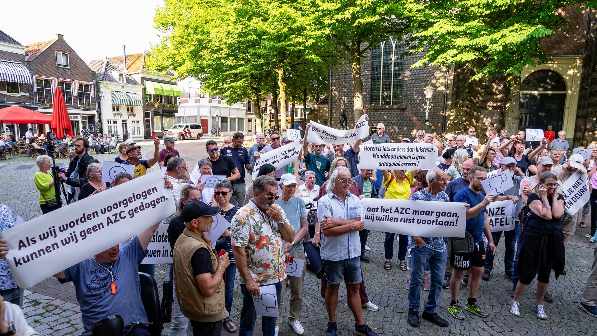 Petitie (AZC) overhandigd tijdens demonstratie op de Markt in Vlaardingen