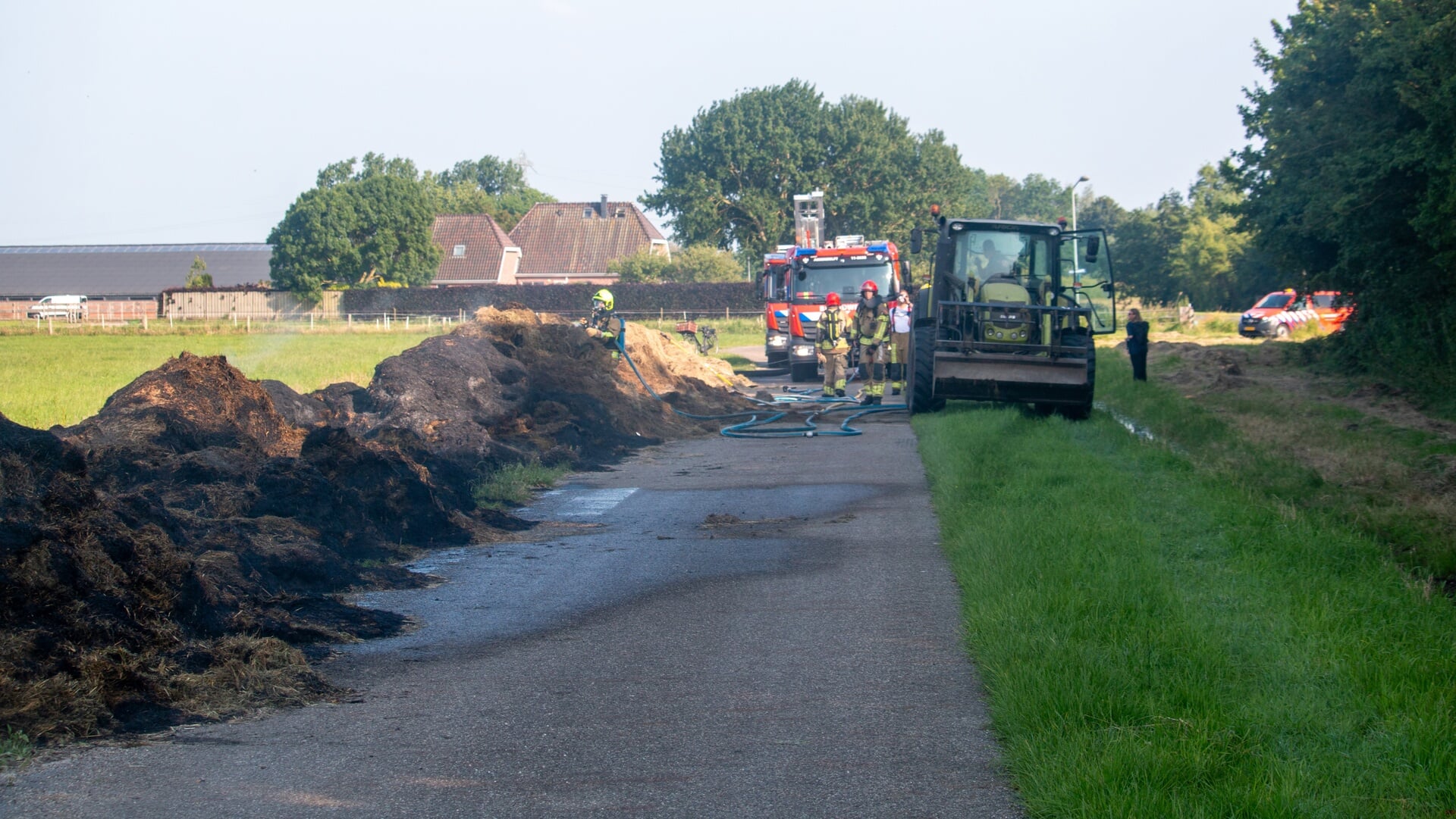 Berg hooi in brand langs Communicatieweg in Heemskerk