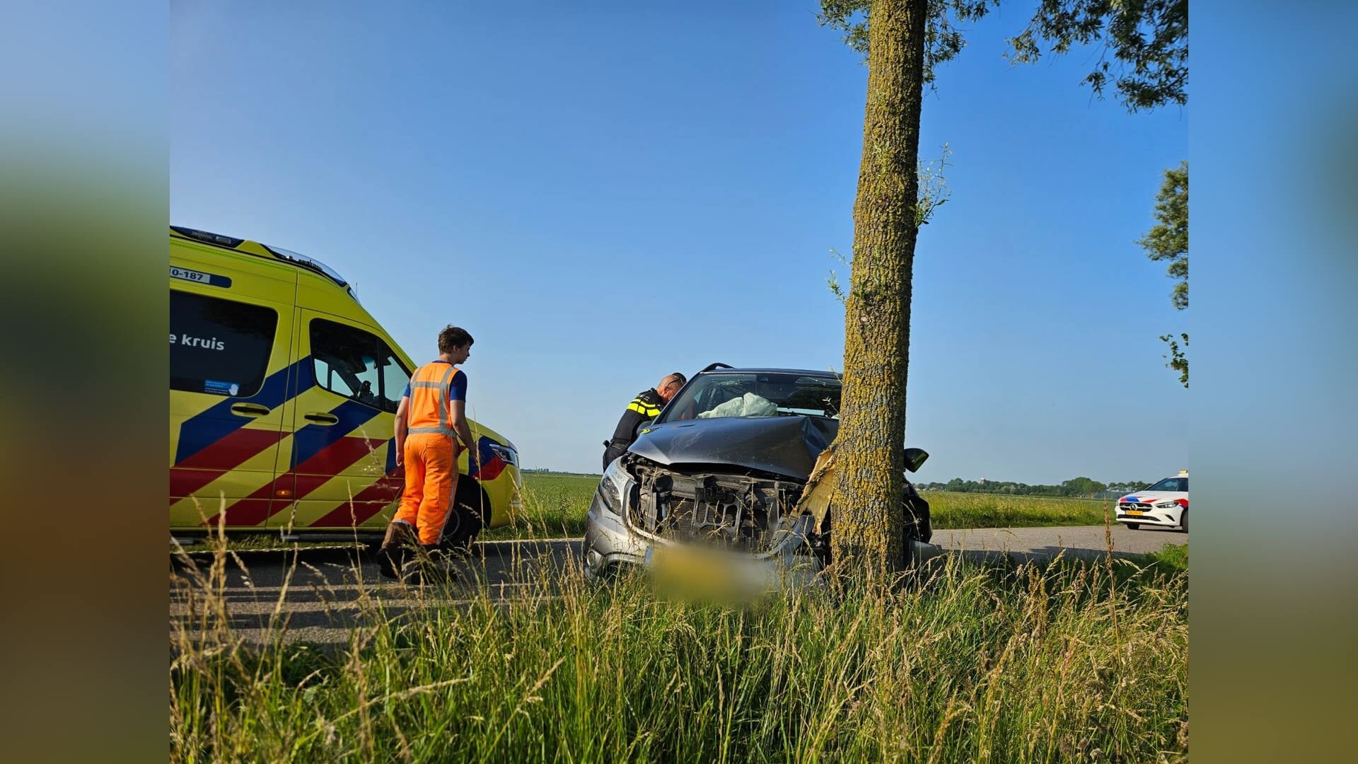 Auto rijdt tegen boom aan Killemerweg in Sint Maarten, bestuurder gewond