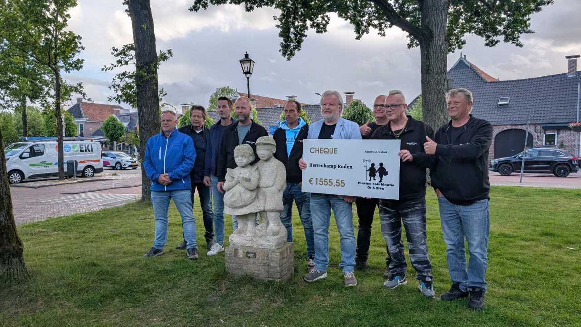 Piraten Combinatie Ot&Sien overhandigd cheque aan Kinderboerderij Roden