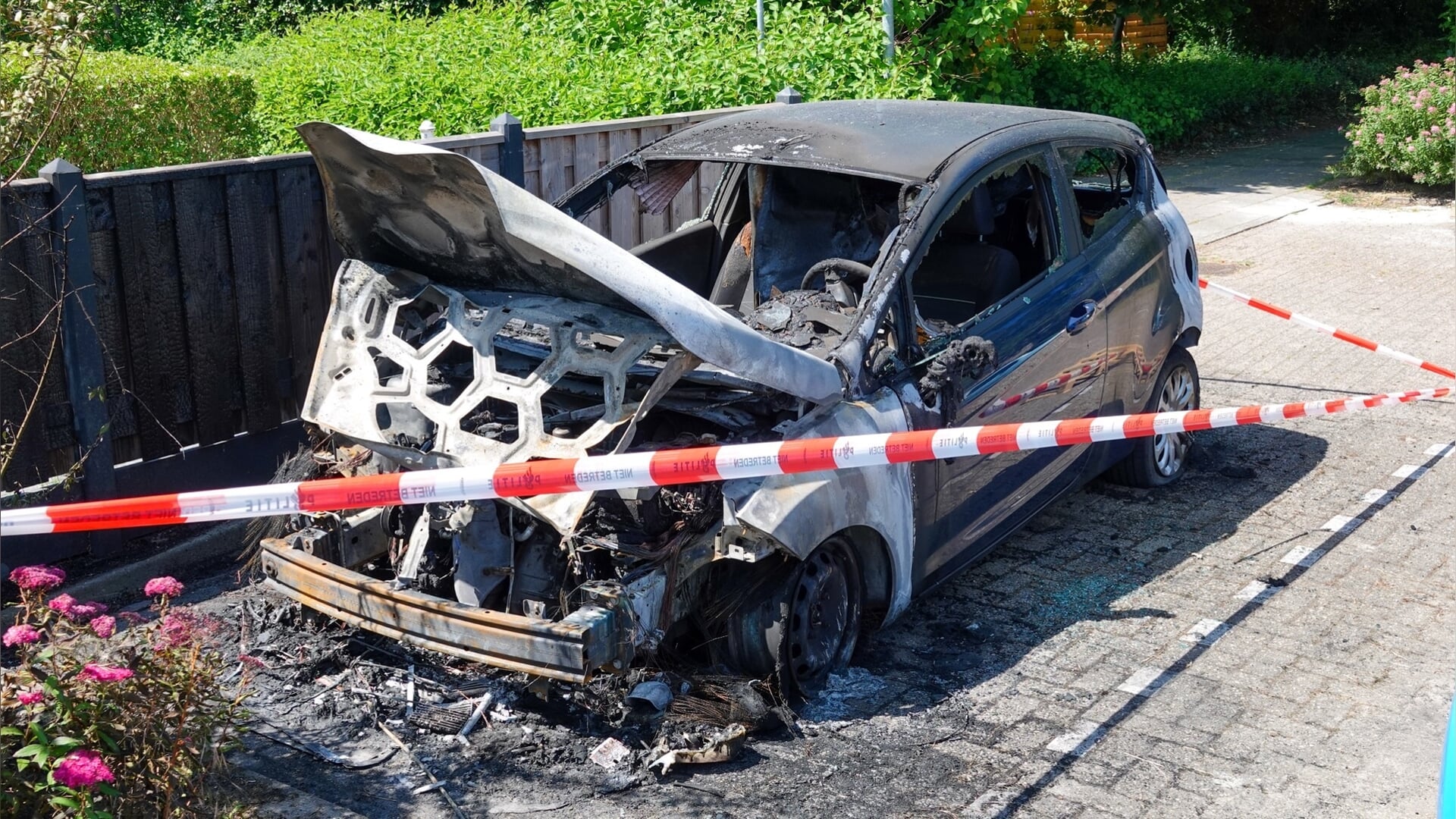 Auto uitgebrand aan Burgemeester Beemsterboerstraat in Berkhout, brandstichting niet uitgesloten