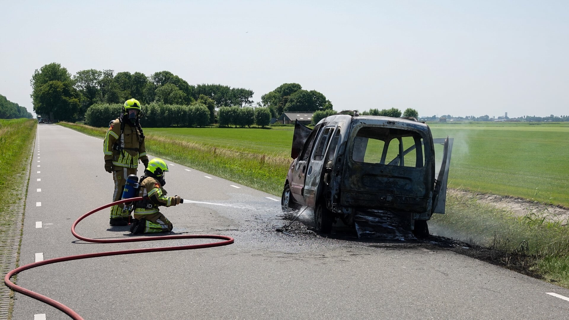 Busje vliegt in brand aan Zuidervaart in Stompetoren, mede-inzittenden redden vrouw in rolstoel