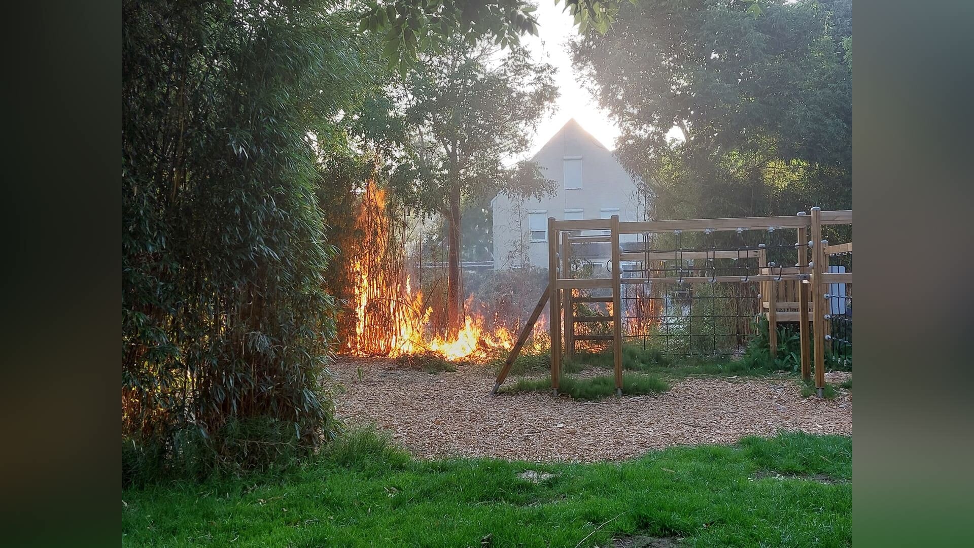 Struiken en bamboetakken in brand op speelplaats aan Hemelboog Binnen in Heerhugowaard