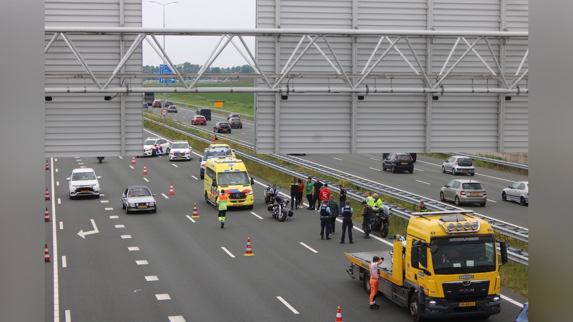 Twee rijbanen A9 dicht na ongeluk bij Badhoevedorp