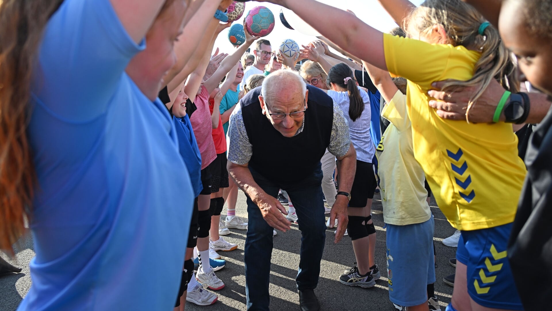 Handbalverenging Vos huldigt erelid Jos Weel