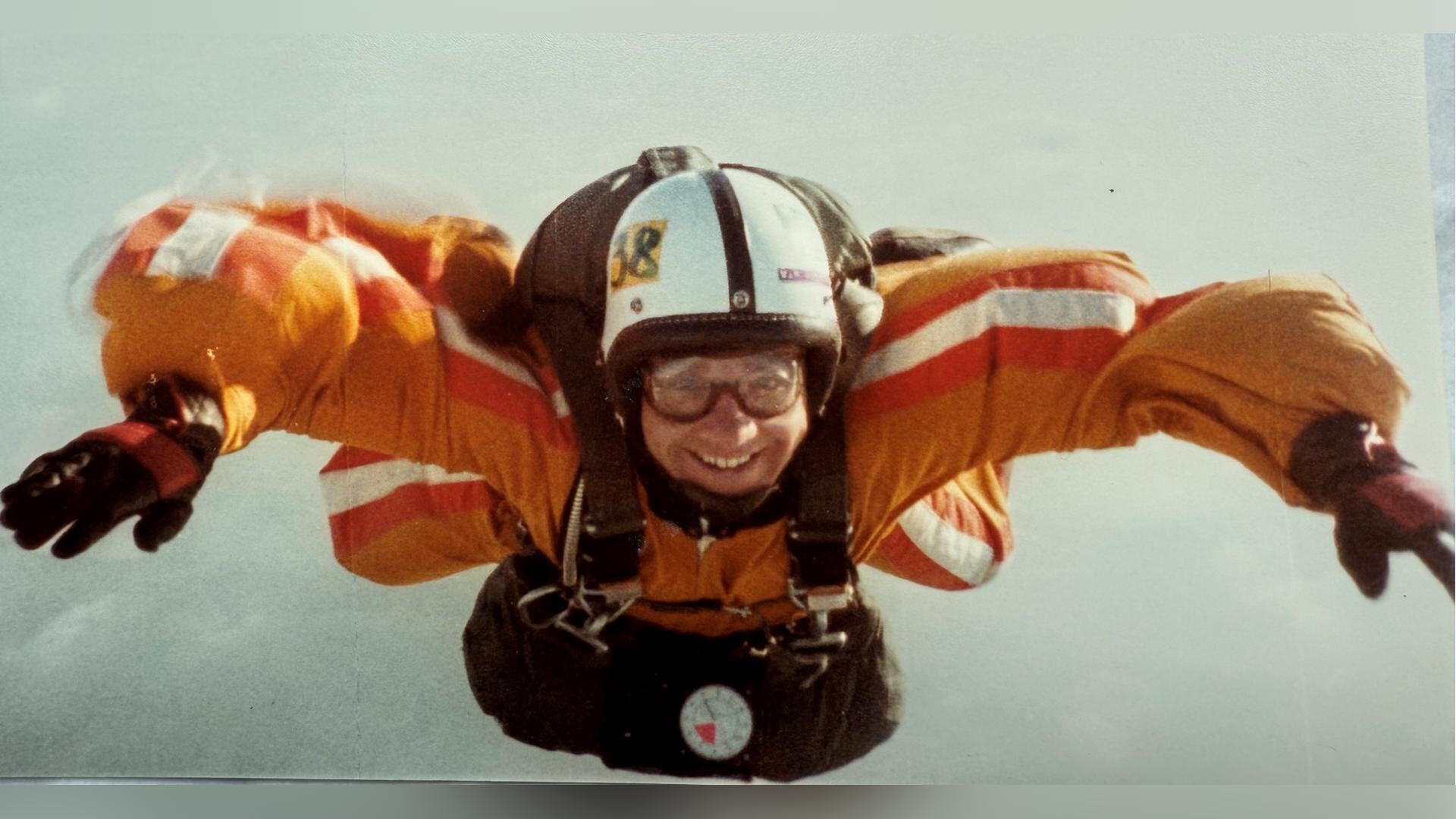 Parachutisten ‘boven Rotterdam’ landen in Albrandswaard