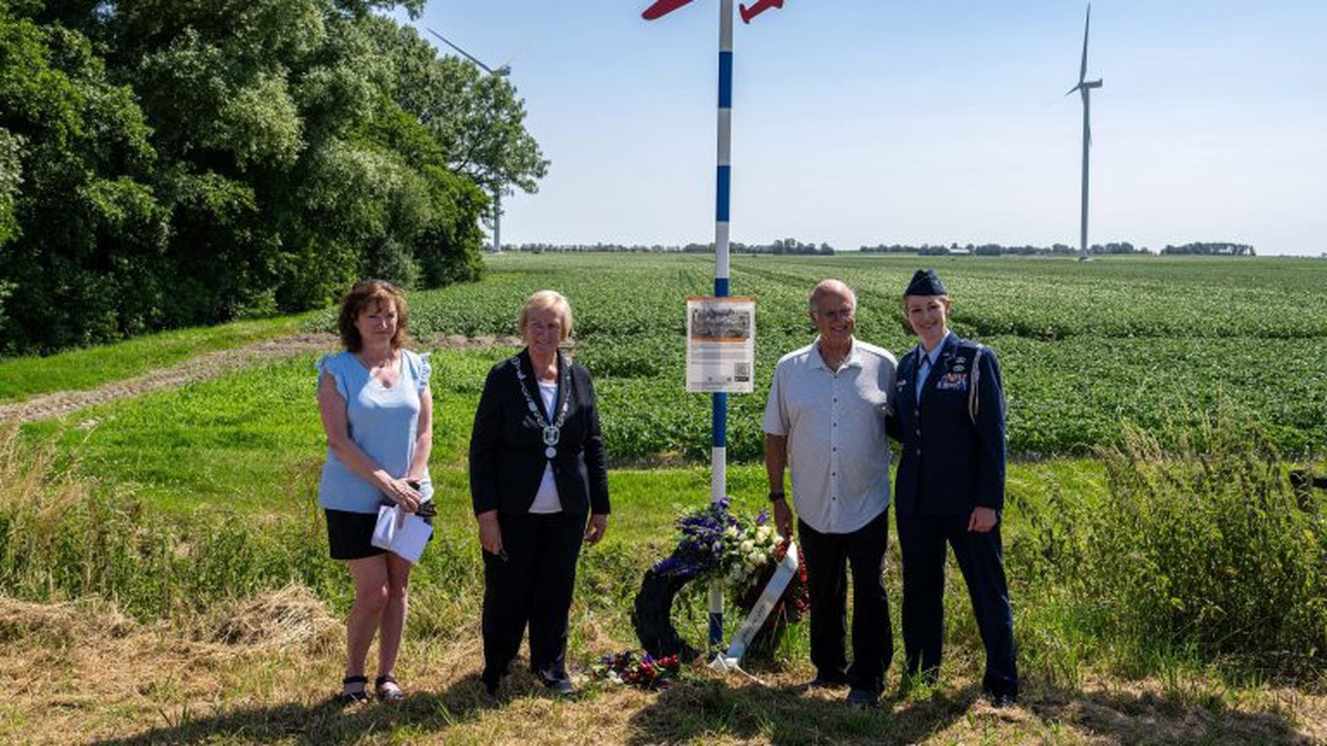 Herdenkingspaal voor Amerikaanse piloot onthuld in Middenmeer