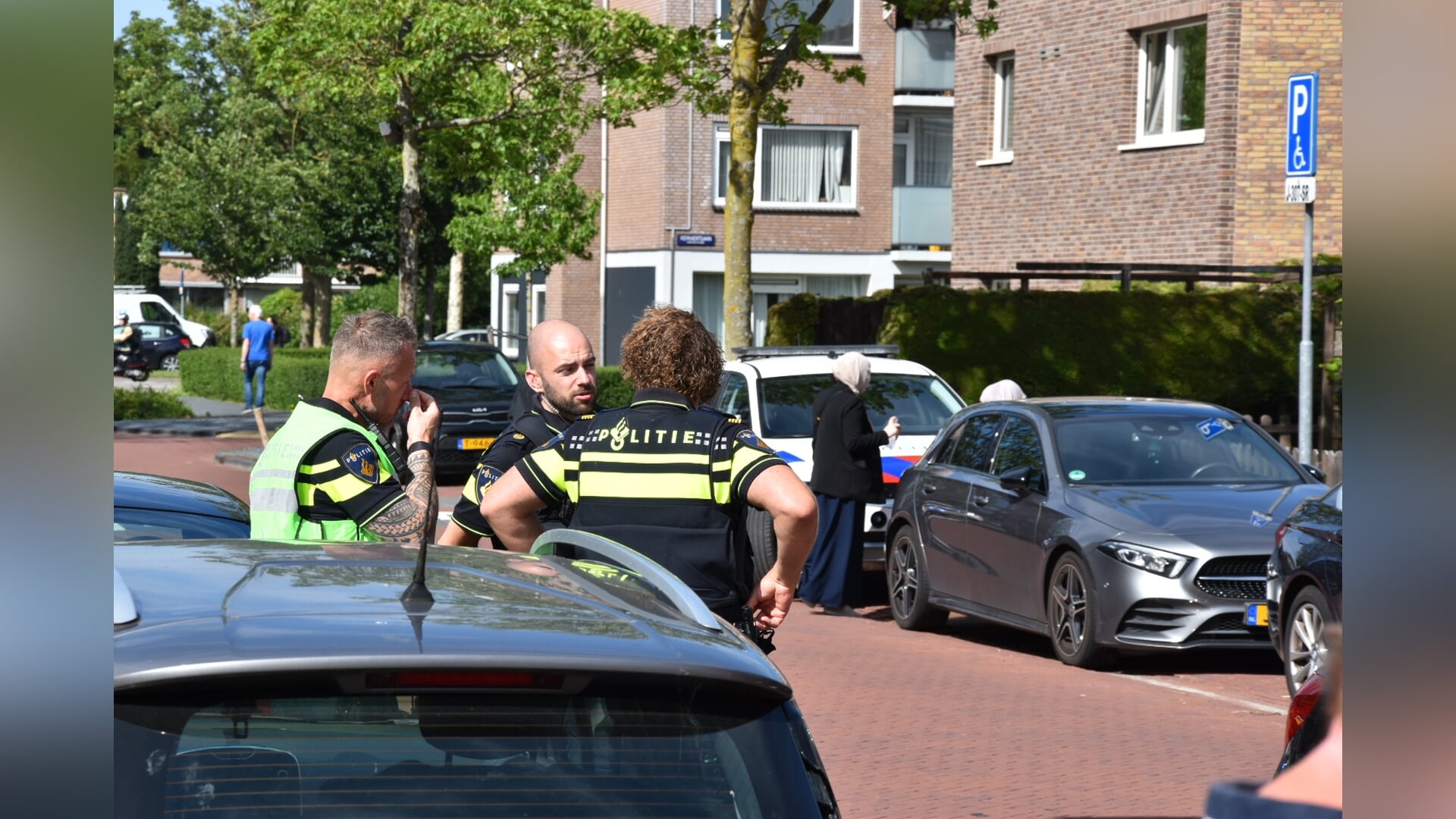 Struiken en boom in brand in achtertuin van woning aan Melis Stokelaan in Alkmaar