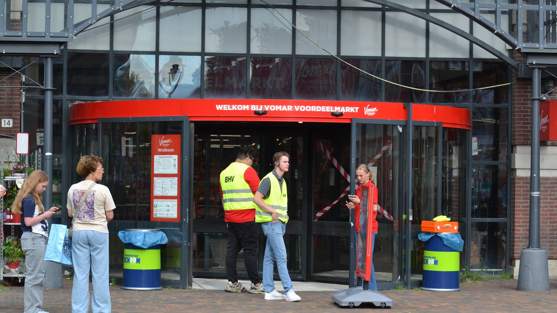Vomar aan Laan van Broekpolder ontruimd na rookontwikkeling in supermarkt