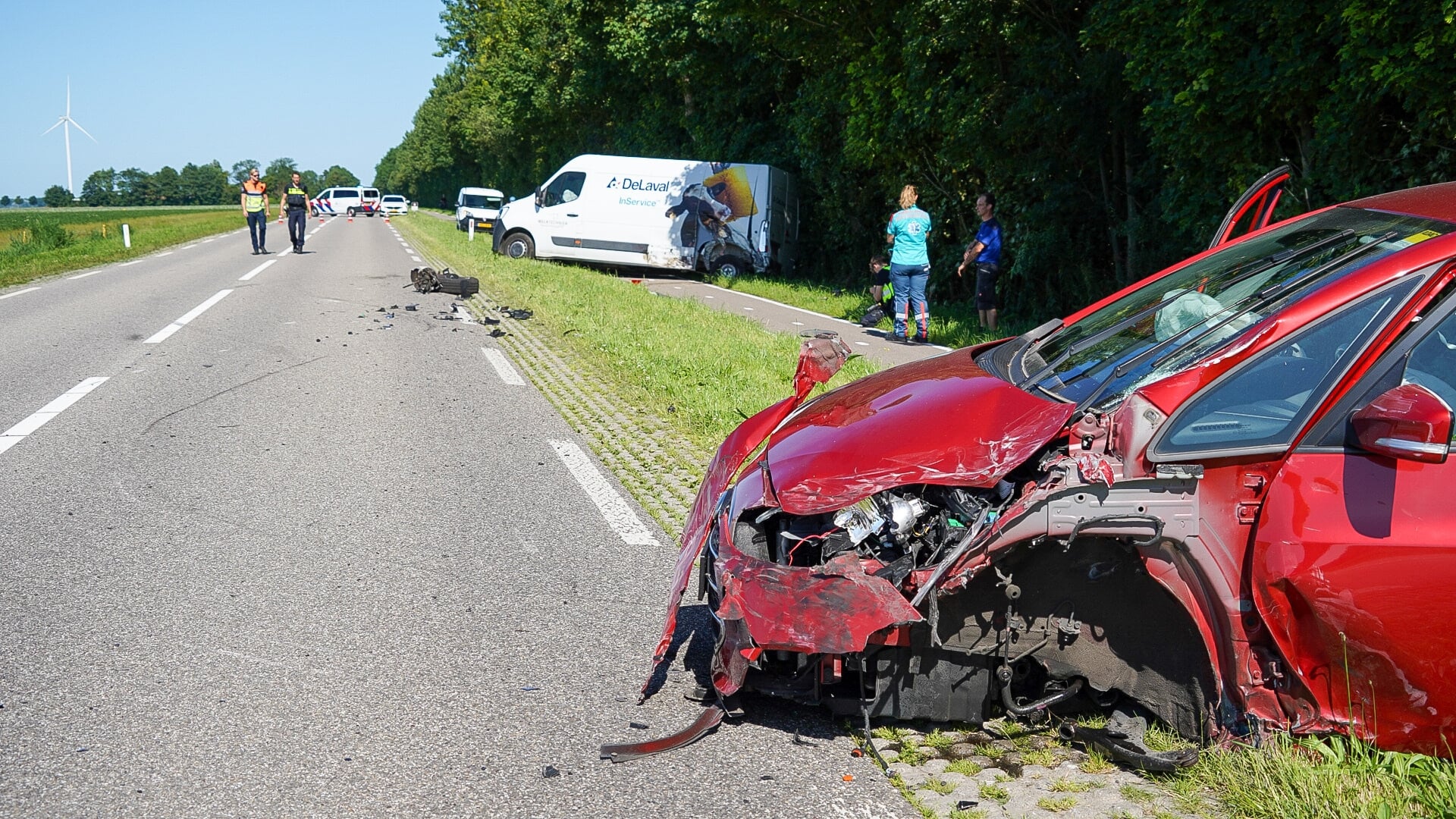 Twee gewonden bij frontale aanrijding tussen auto en bestelbus op N248 bij Middenmeer