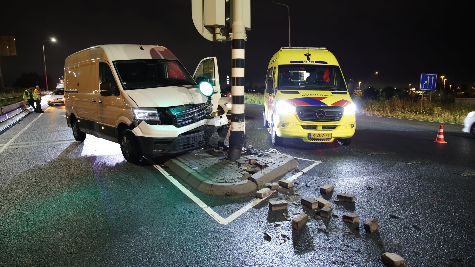 Meerdere gewonden en veel schade op Wippolderlaan(N211)