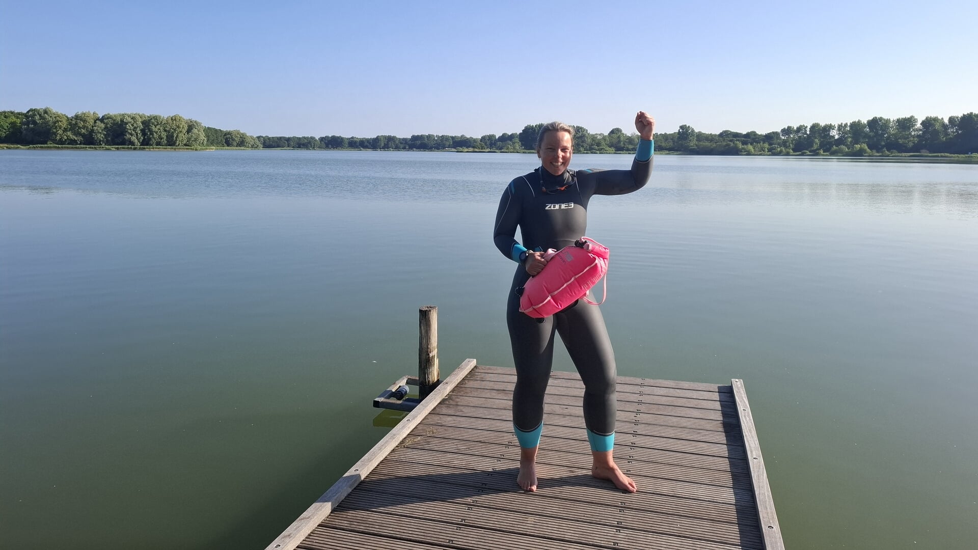 Nicky gaat zwemmend het IJsselmeer over voor stichting Voices voor women