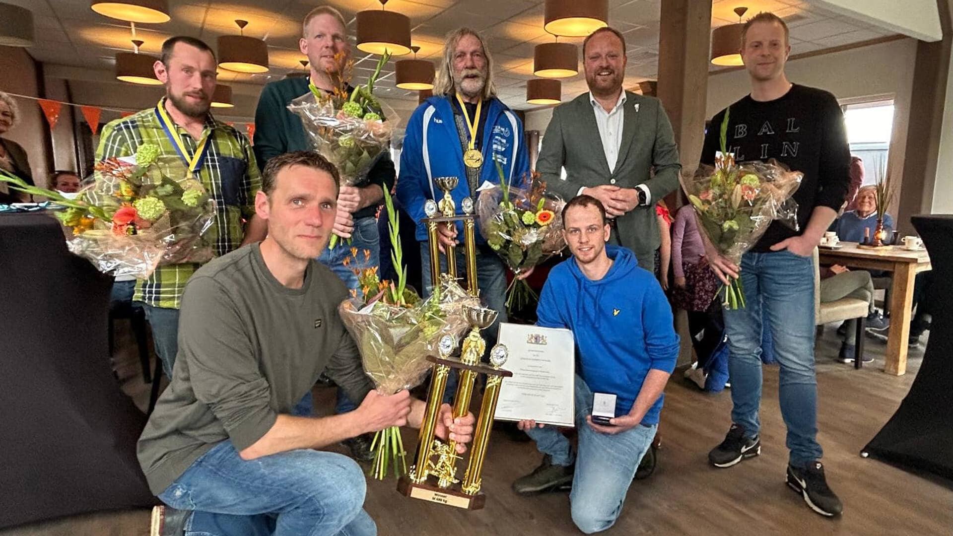 Touwtrekkende wereldkampioenen uit It Heidenskip krijgen sportpenning