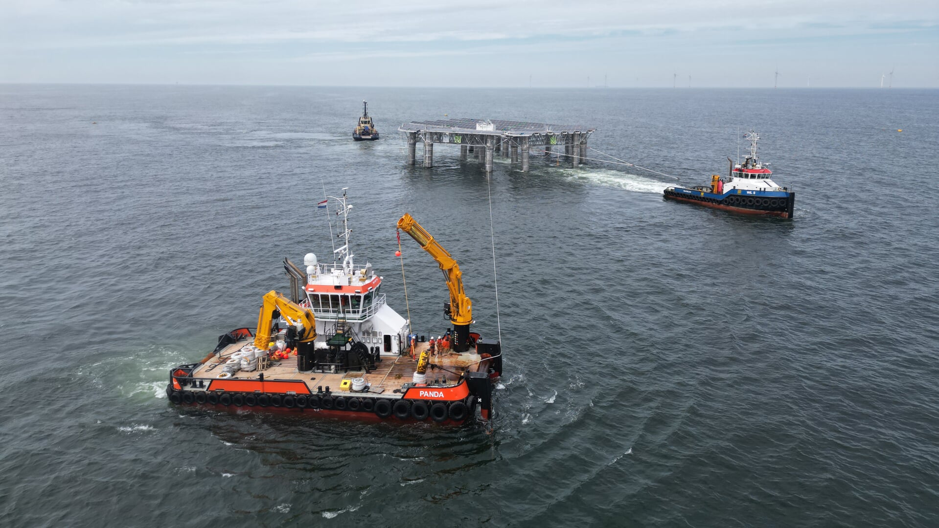 Offshore-Floating-Solar-platform-Merganser--zweeft--boven-Noordzee