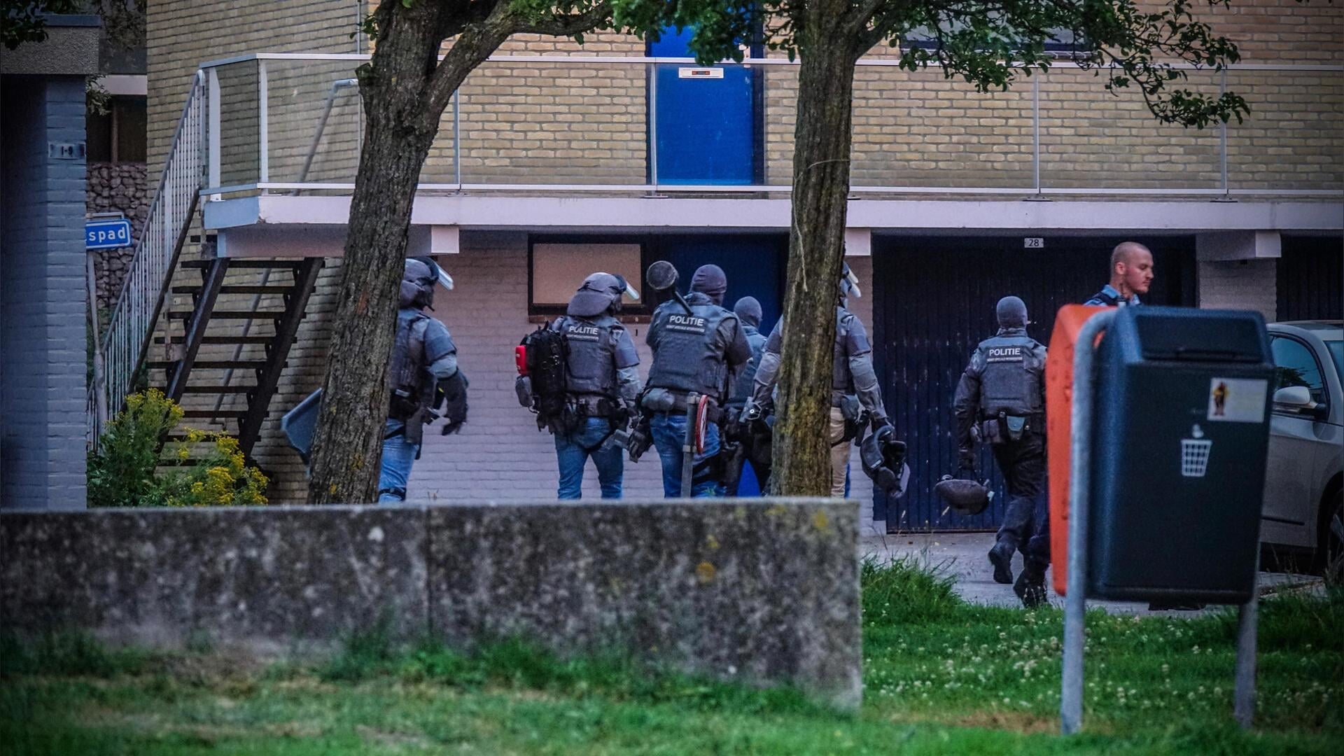 Arrestatieteam valt woning aan Wormstraat in Den Helder binnen, één aanhouding