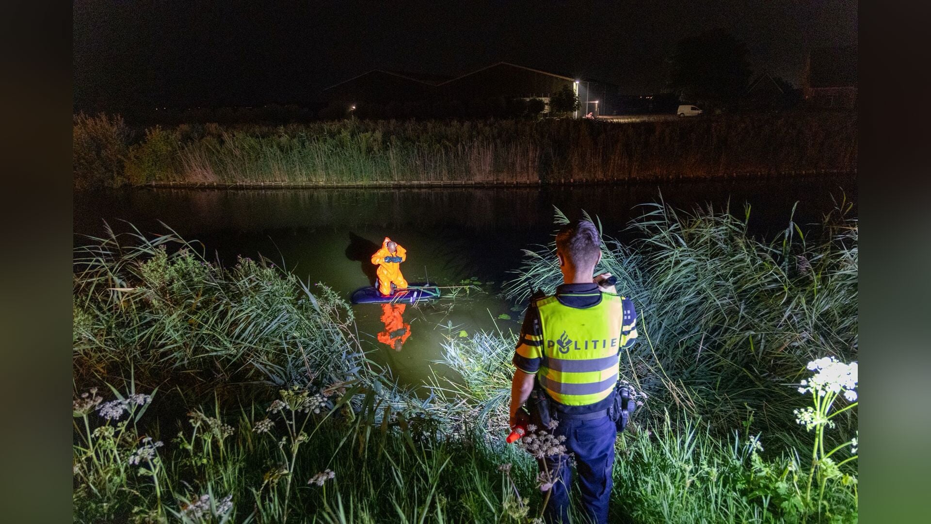 Auto raakt in de slip en eindigt in sloot langs Broerdijk in Midwoud