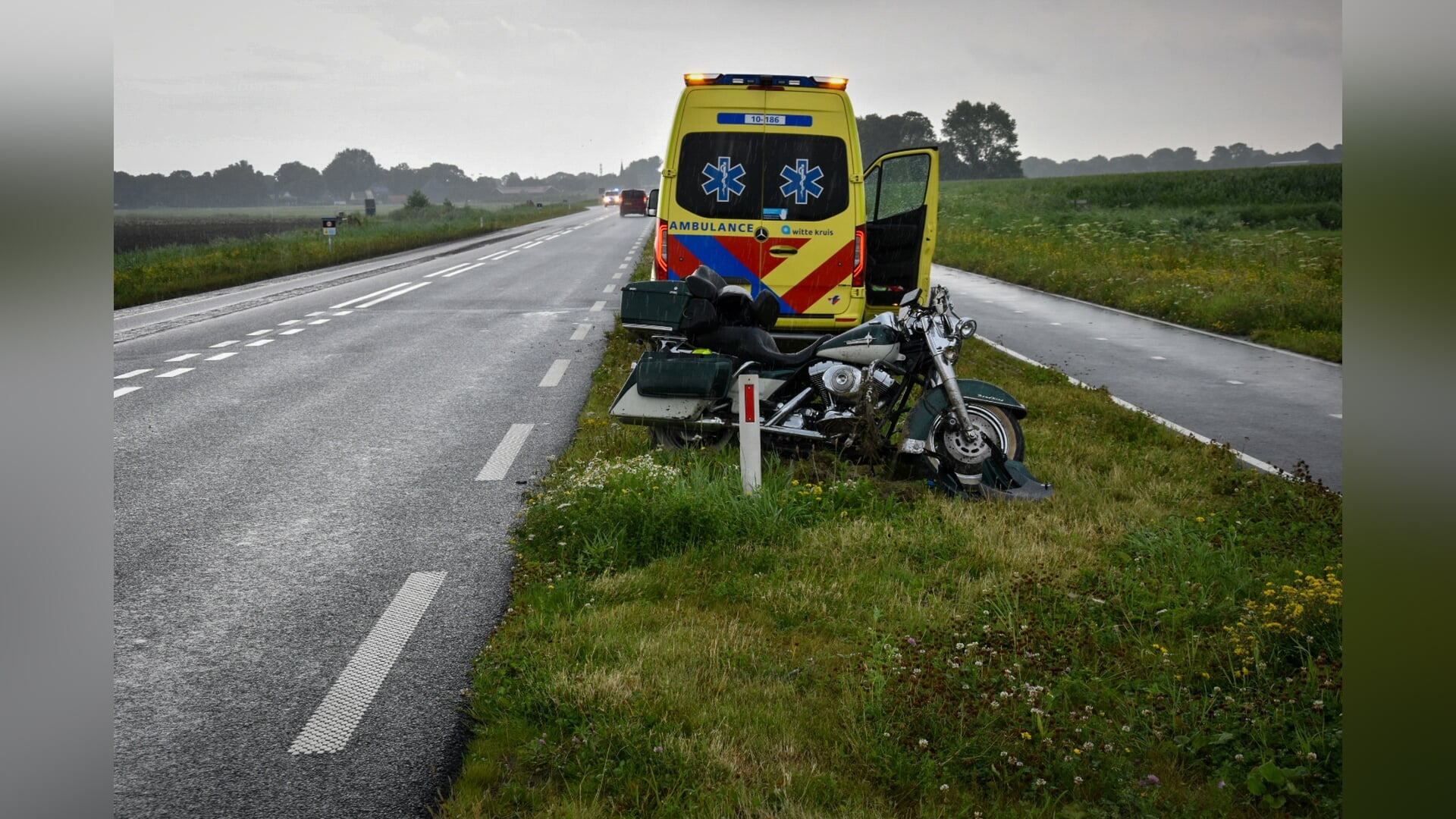 Motorrijder onderuit aan A.C. de Graafweg (N241) in Hoogwoud door glad wegdek