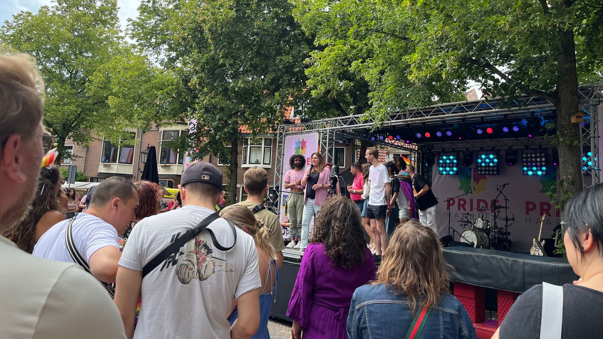 Pride Haarlem 2025 in de Vijfhoek ‘gezellig druk’