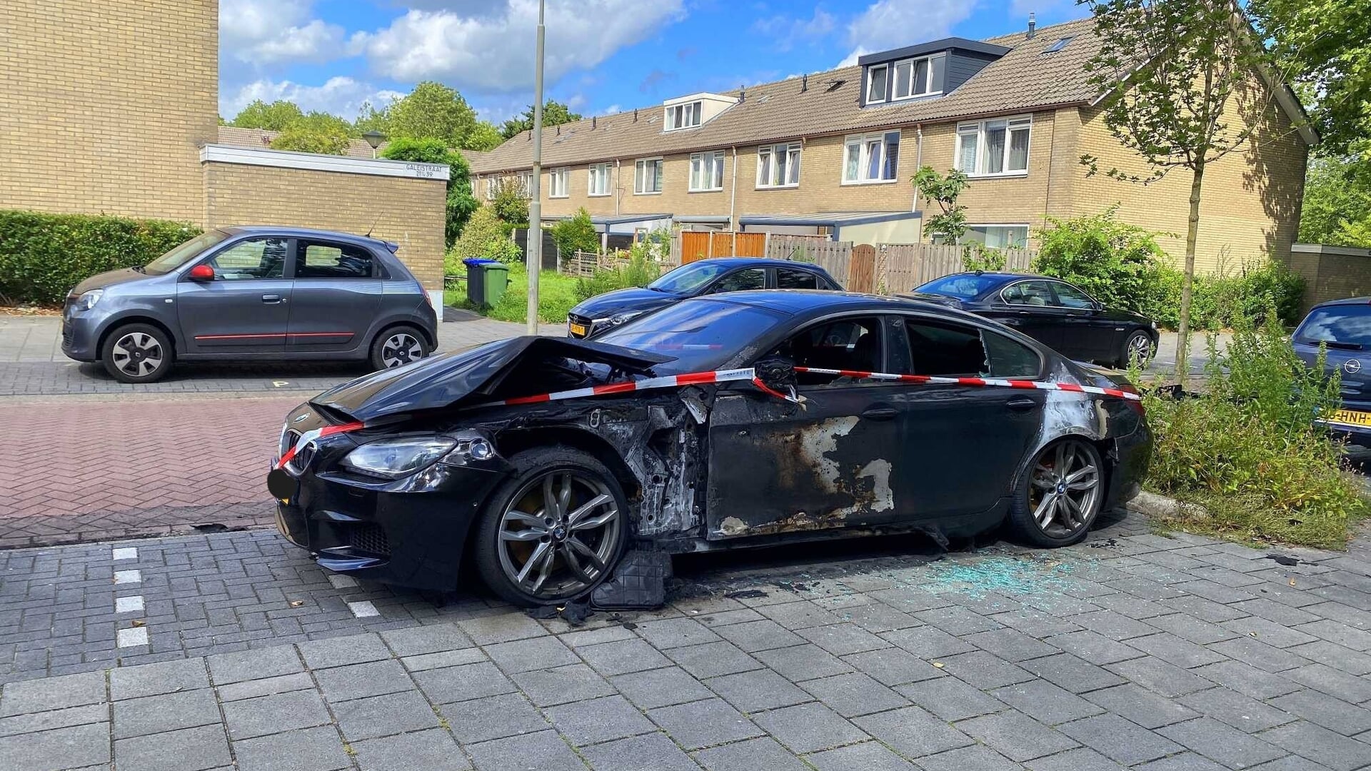 Nachtelijke autobrand op Barkstraat Zaandam: voertuig zwaar beschadigd