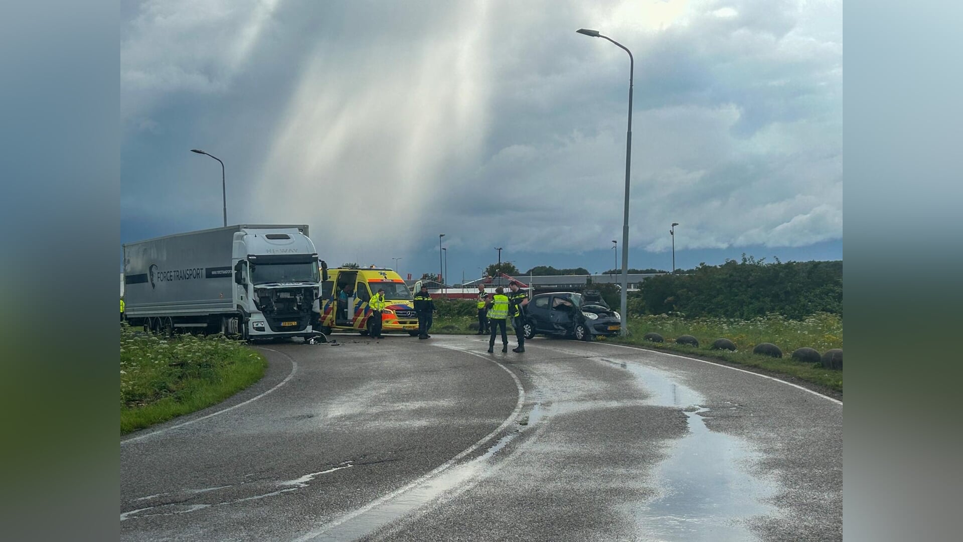Vrachtwagen en auto zwaar beschadigd na ongeluk aan Beechavenue op Schiphol-Rijk