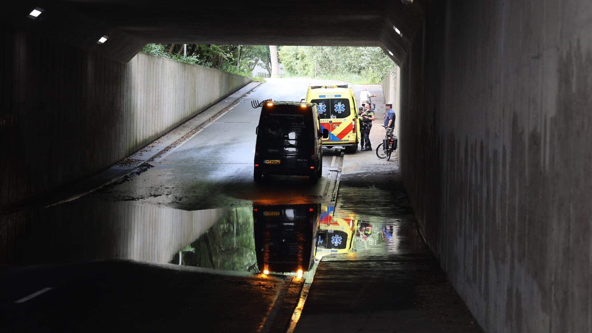 Eenzijdig ongeval met oudere fietser onder de A20 na hevige plensbuien