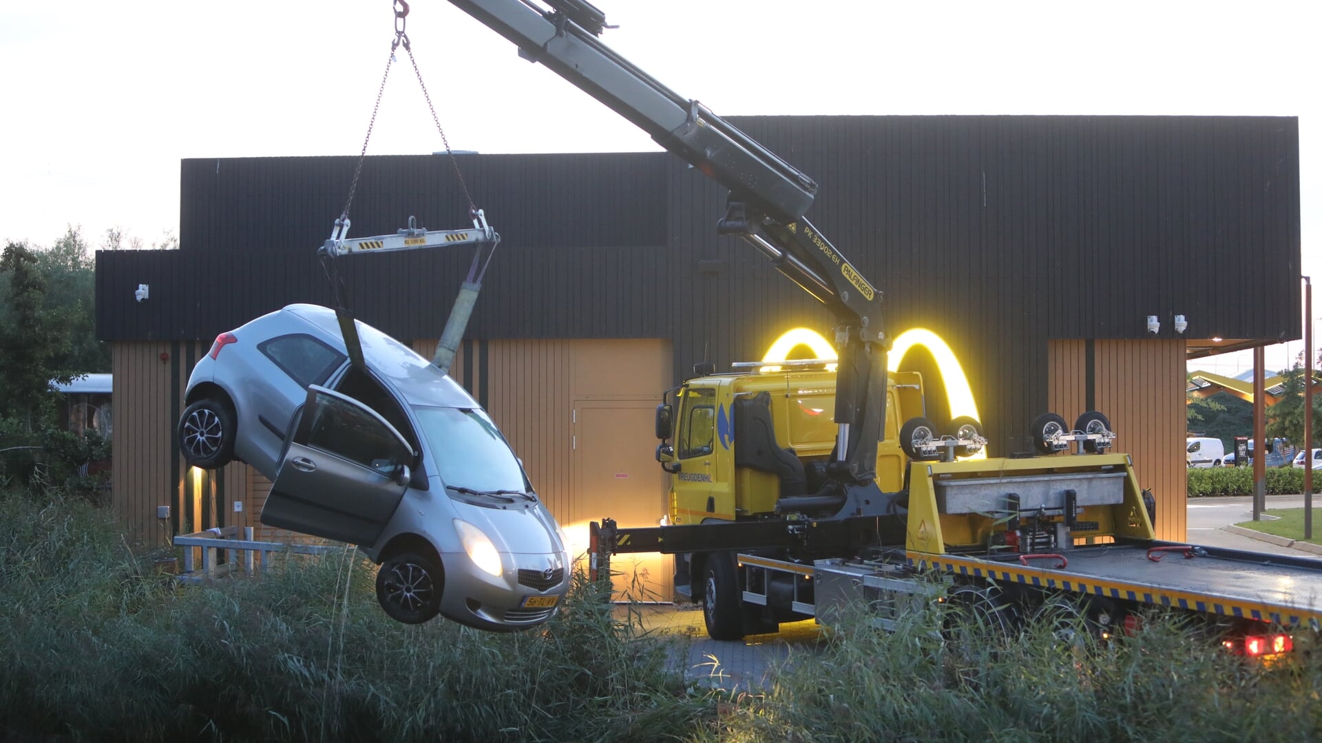 Bezoekje aan Mcdonalds drive thru in Den Hoorn eindigt in het water